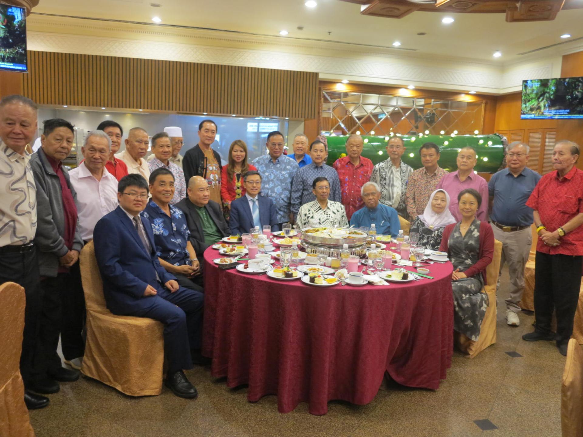 陈少春大使与汶莱摩拉县华诞庆委会委员合影