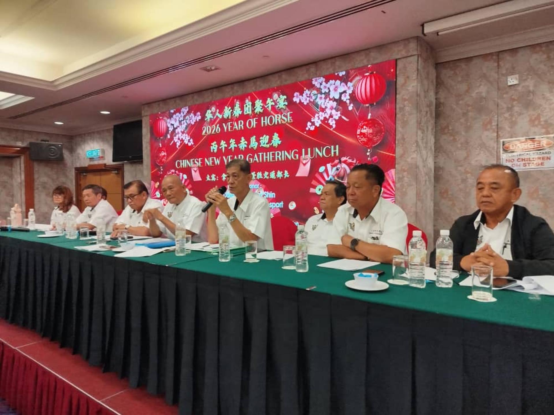 美里省华人社区领袖协会今日在歌伦百乐大酒店召开年度会员大会。左起为副财政甲必丹余继香、本固鲁刘家廉、财政本固鲁蔡刚明、会长天猛公杨惠生、秘书本固鲁杨家瑆、署理会长本曼查冯兆明、本固鲁贝冠鹏，以及理事本固鲁叶增城。