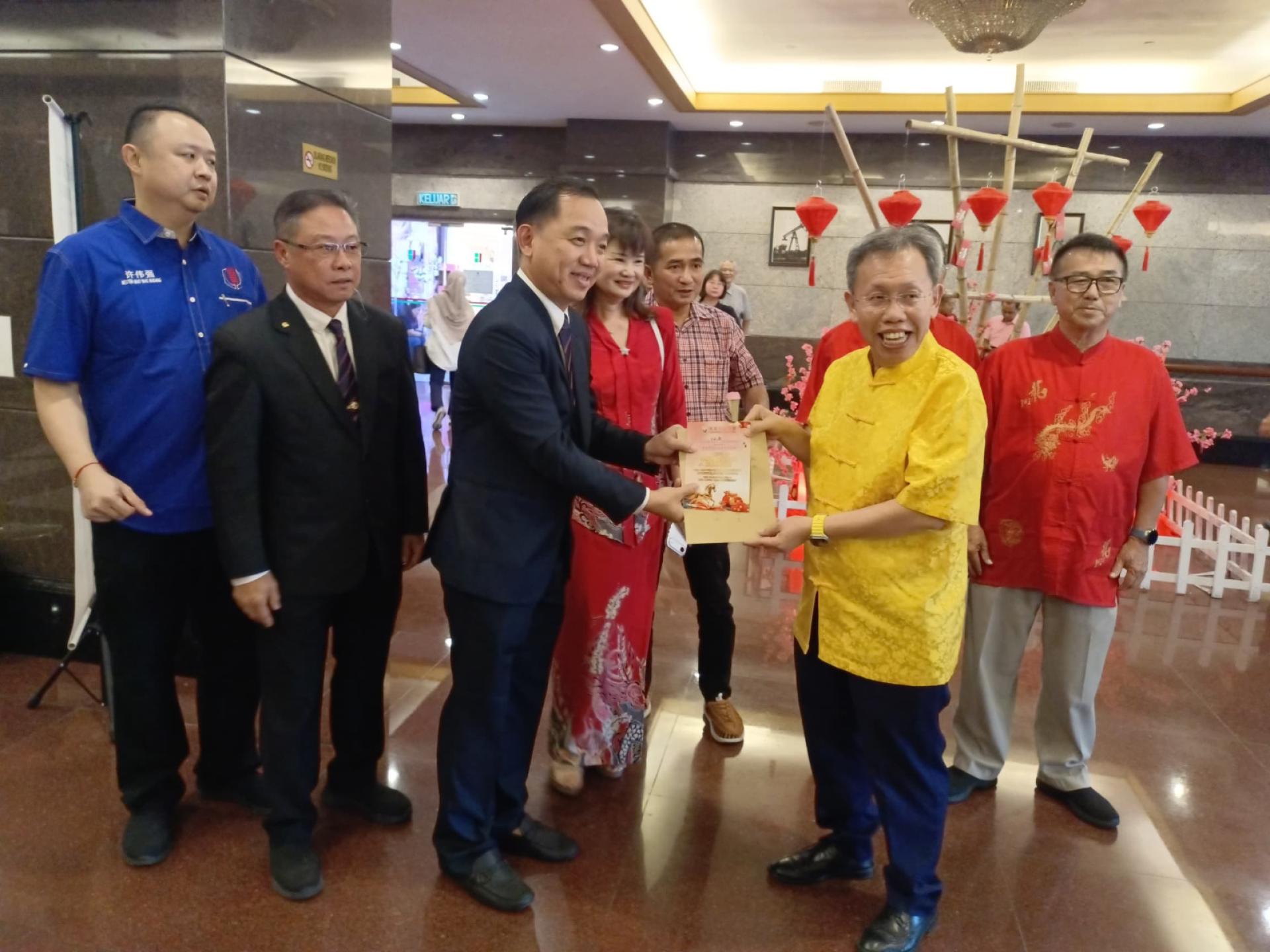 筹备会主席杨洪林（左3）移交邀请函予砂拉越副总理拿督阿玛沈桂贤，诚邀出席担任丙午年“金马迎春、情系诏安”新春联欢团拜晚宴主宾。