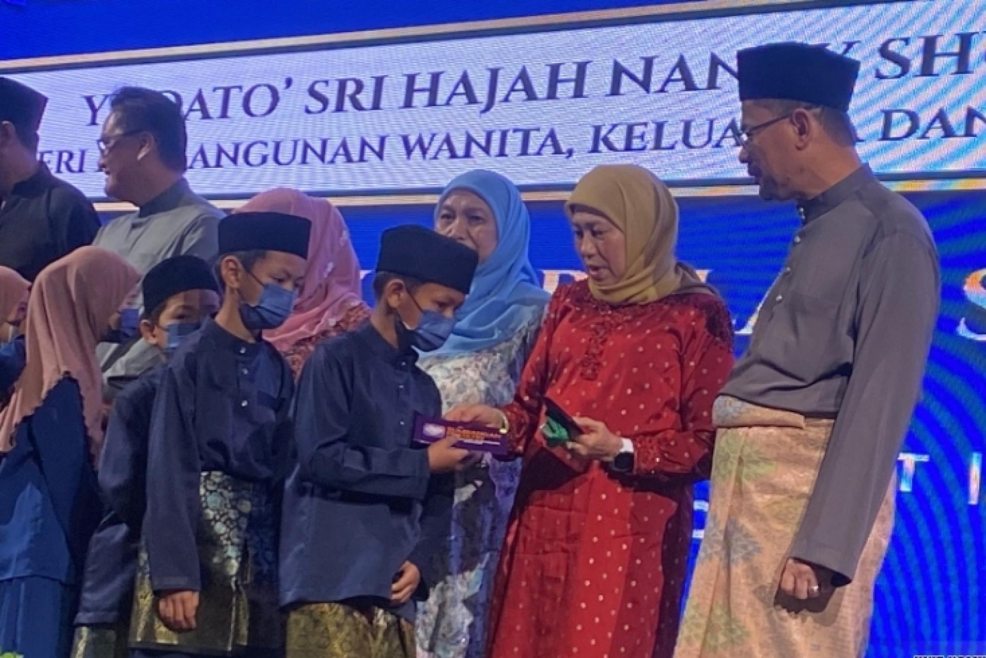 南茜（右2）颁发开斋节援助品给受惠者。