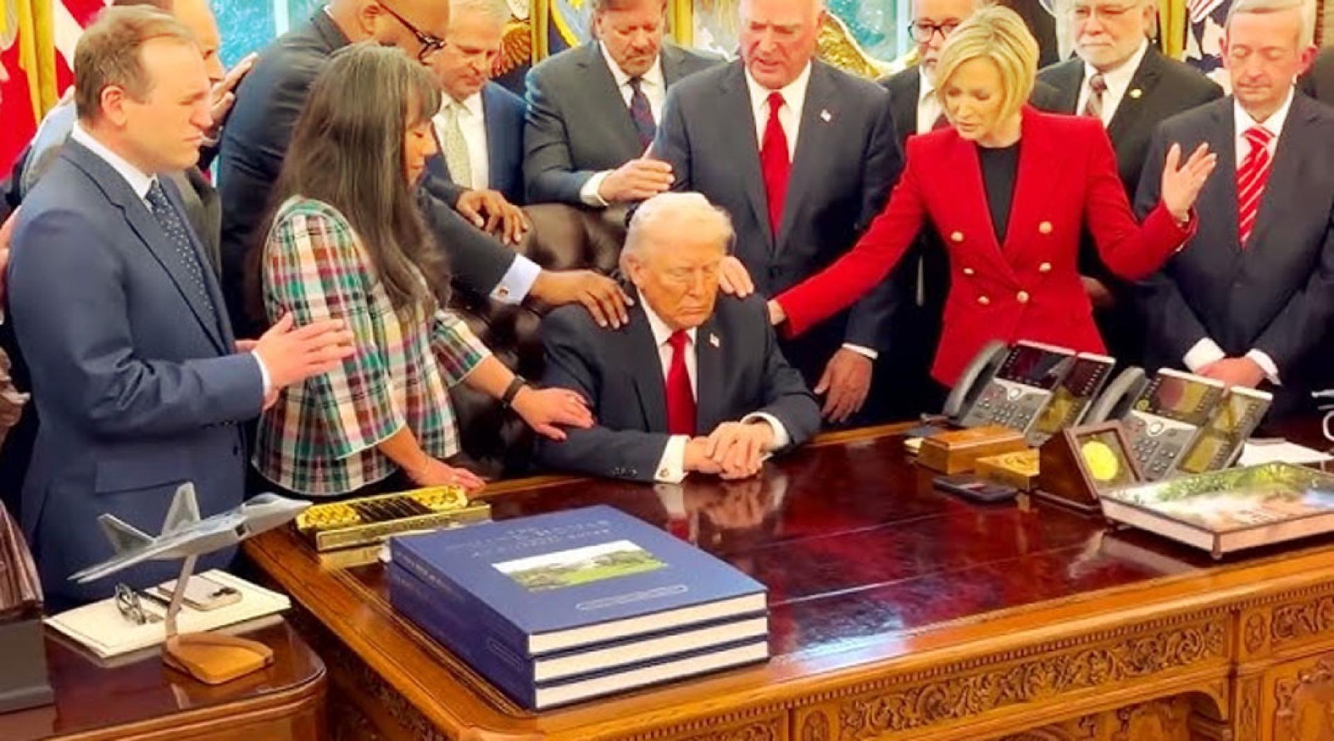 美国总统罕见邀牧师祈祷，有网友吐糟，“我以为是AI图”。（视频截图）