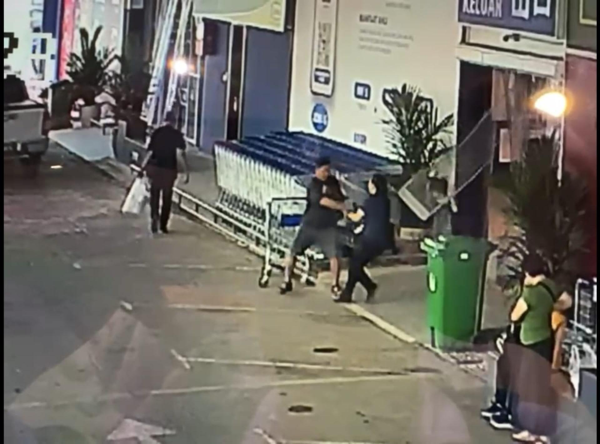 一名49岁本地男子涉嫌在市内一间超市实施盗窃行为。事件相关视频近日在社交媒体广泛传播，引起关注。