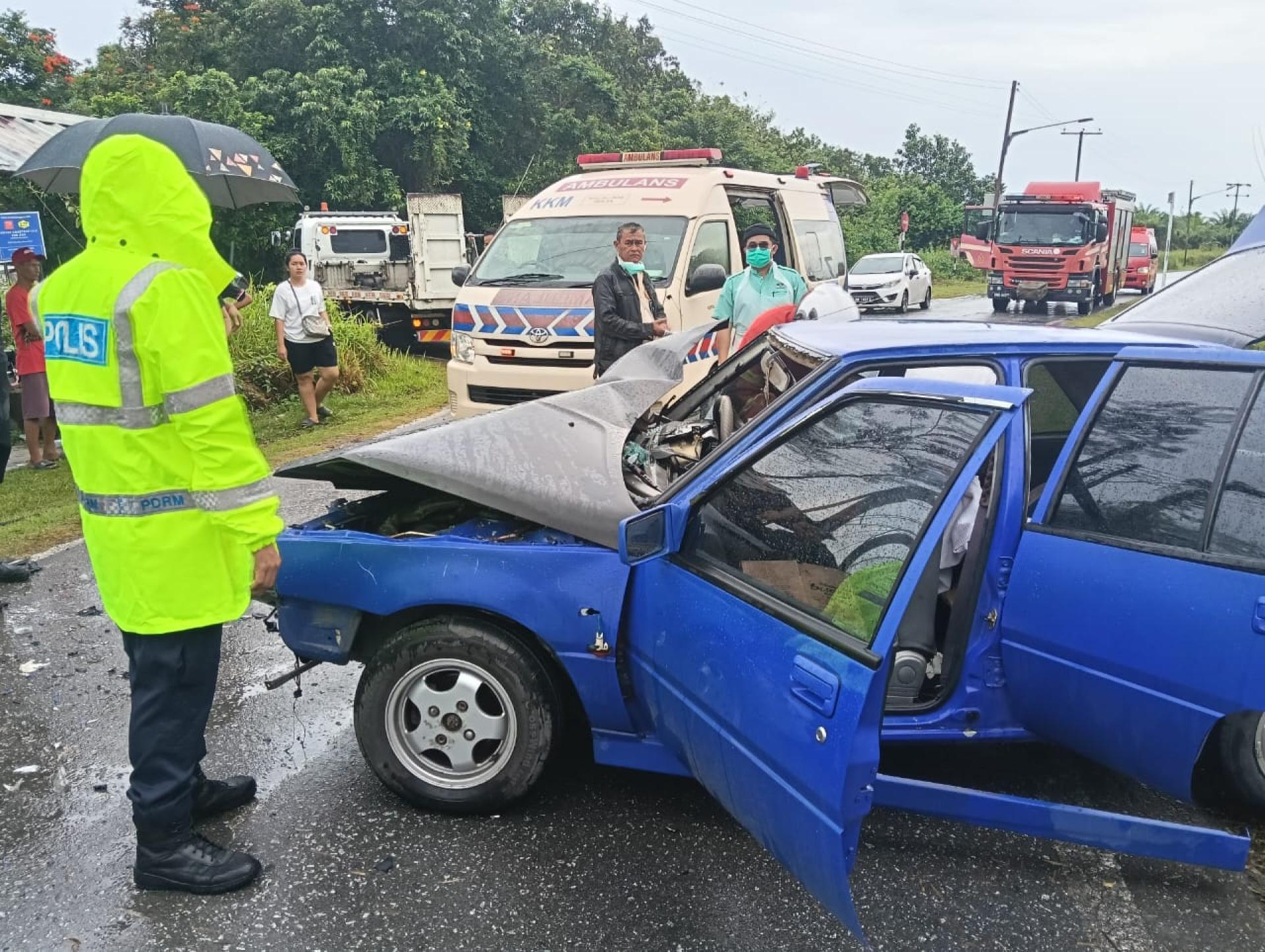 今早8时44分，美民公路发生一起四轮驱动车与轿车相撞事故，导致轿车司机被困车内。