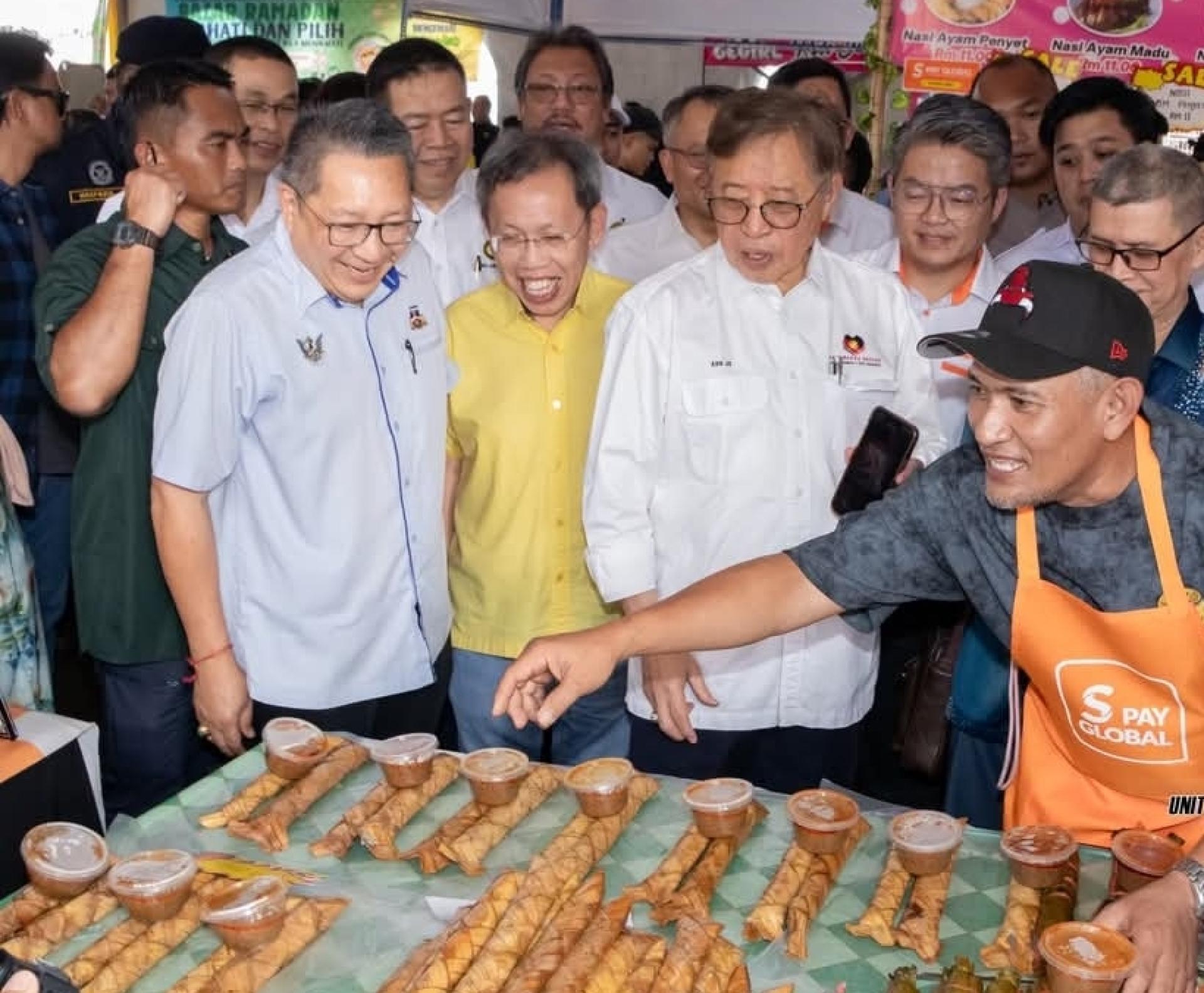 总理也被种类繁多的美食所吸引。