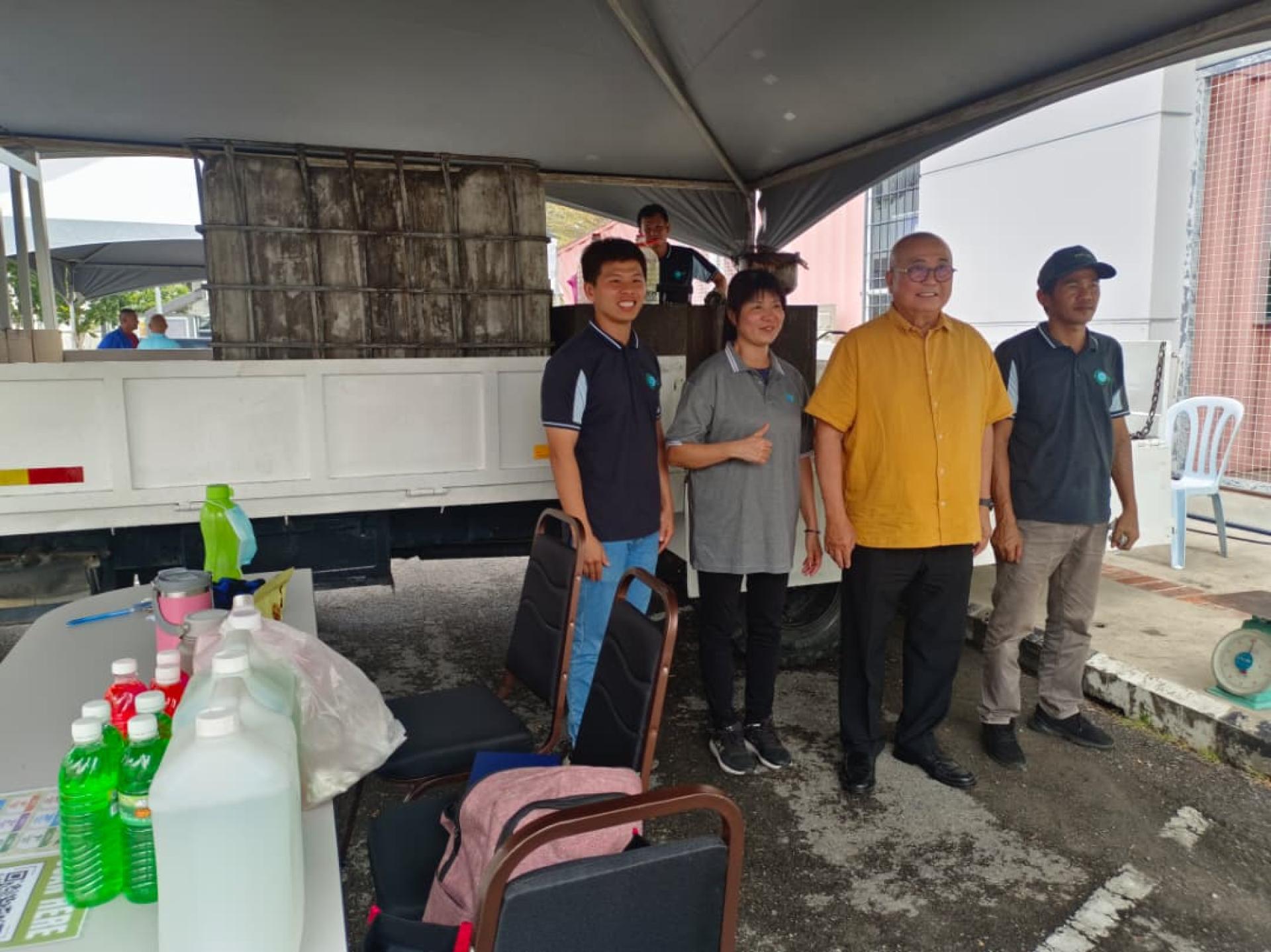 美里市长俞小珊（右2）巡视在美里社区绿色中心举行的“2026美里市废物变财富回购活动”。