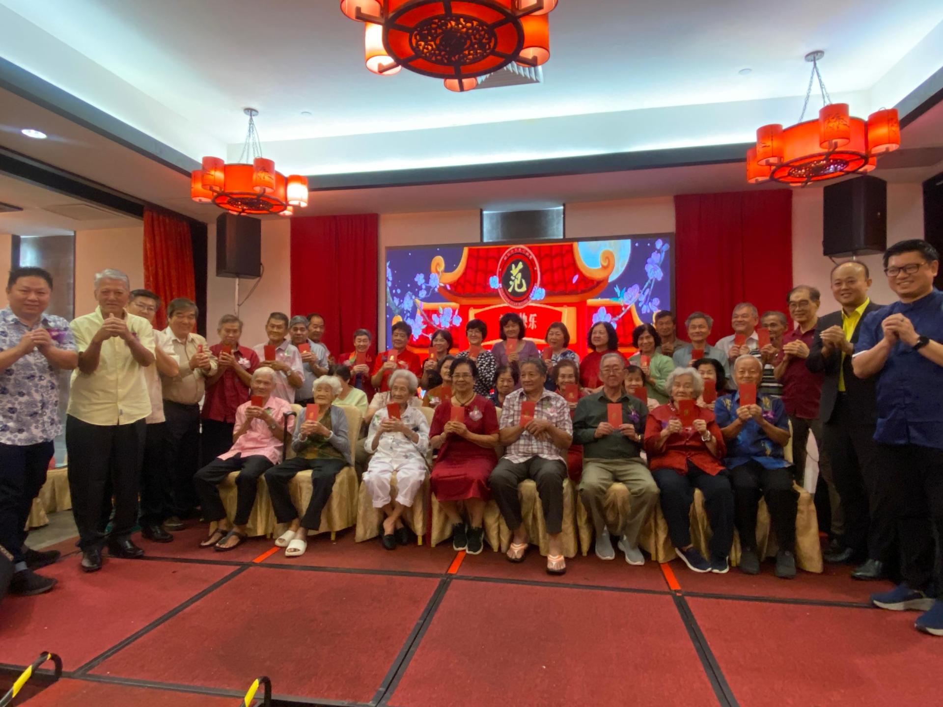 砂范氏宗亲会颁发敬老红包予70岁以上长者后合影。