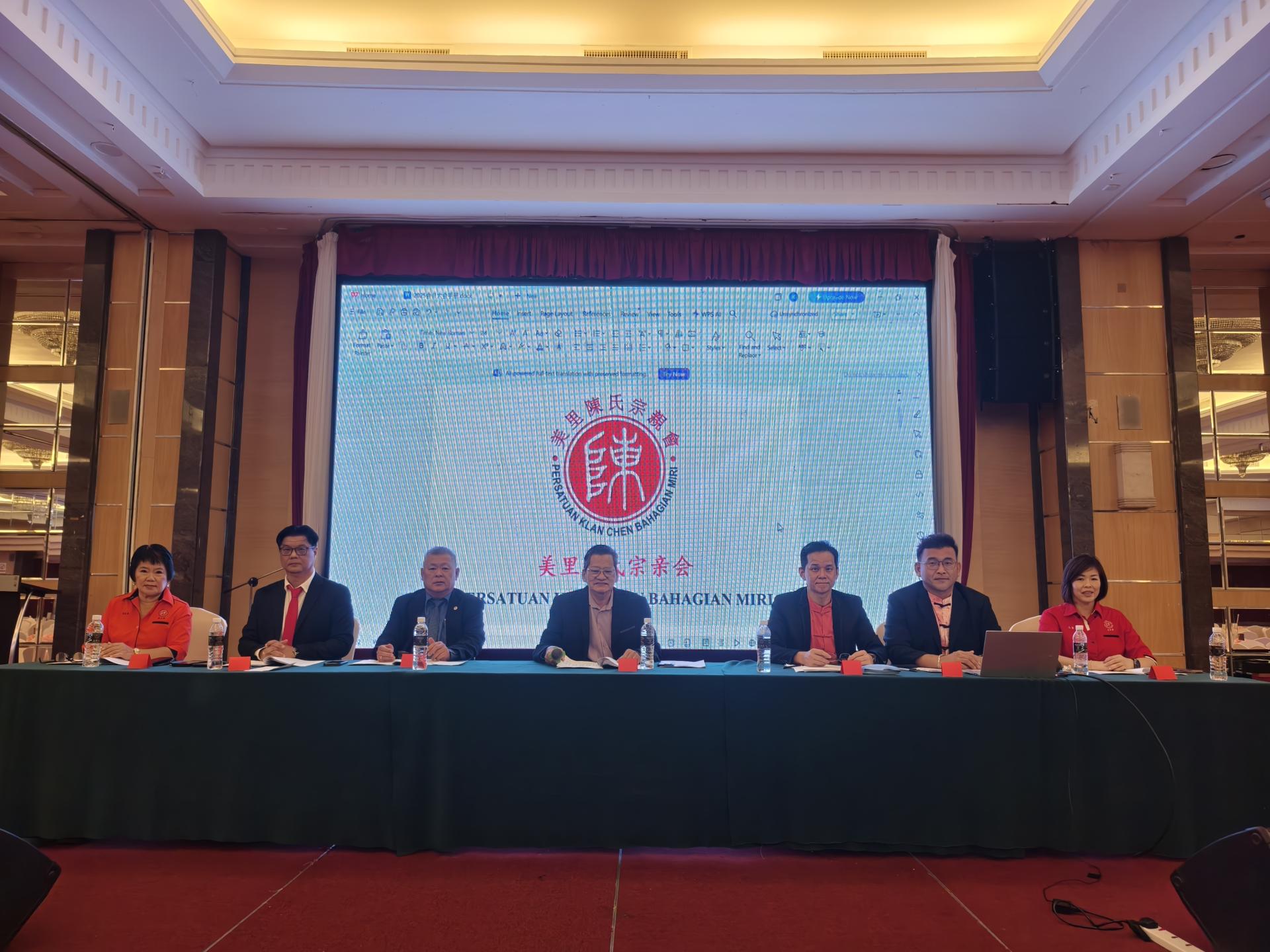 美里陈氏宗亲会第15届（2024-2025）第二次会员大会。左起为妇女组主任陈成美，财政陈悦修，会长陈绍安，议长陈晋强，署理会长陈德毅，秘书长陈政锖，以及青年团团长陈玉莲。