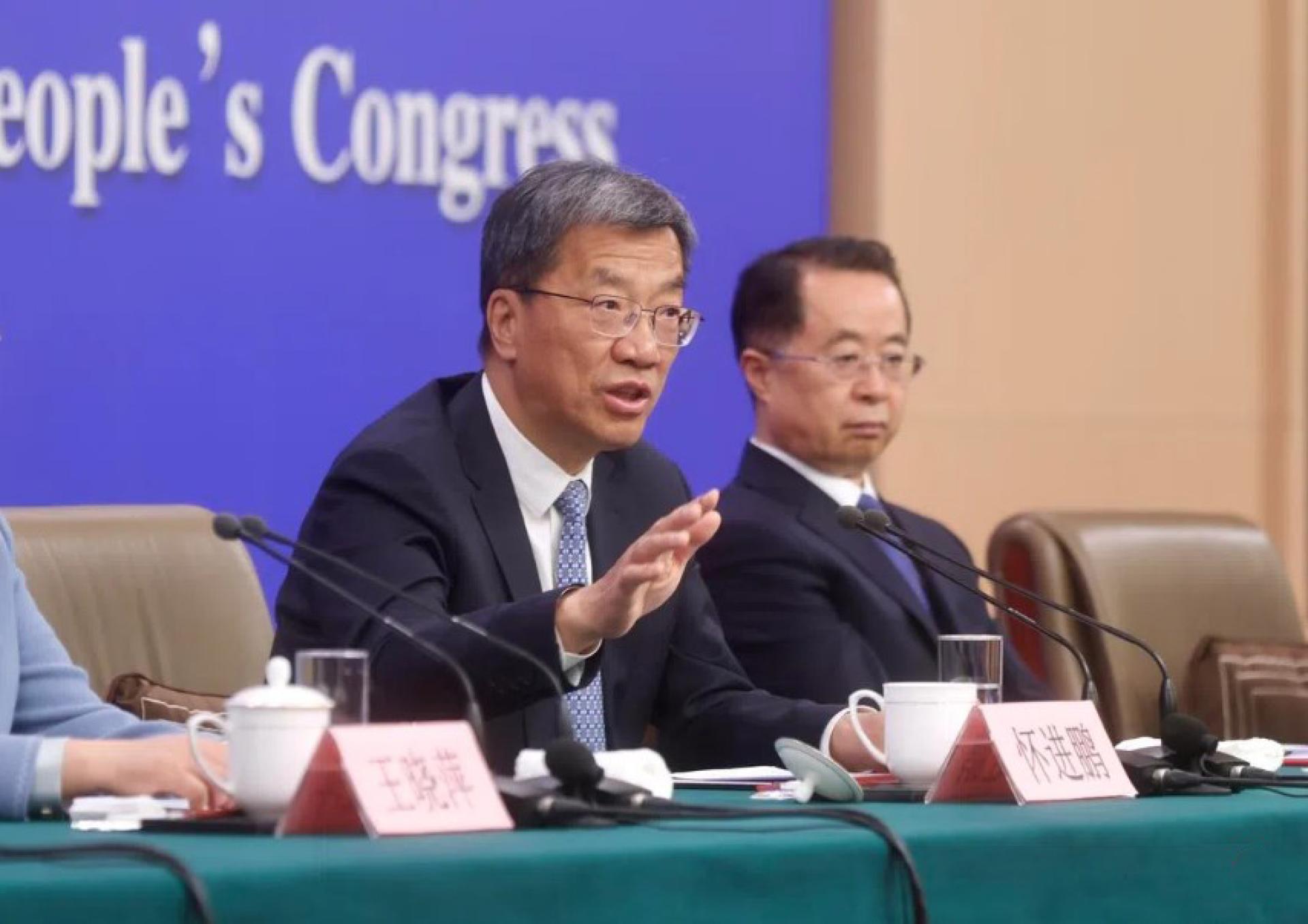 中国教育部部长怀进鹏（左）星期六（3月7日）出席十四届全国人大四次会议民生主题记者会。