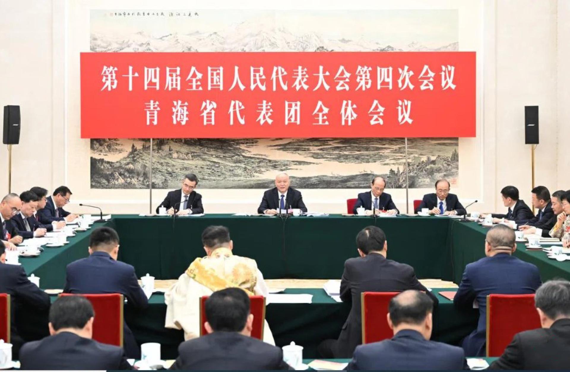 中共政治局常委、中央书记处书记蔡奇（左二）星期六（3月7日）上午参加他所在的青海代表团审议。