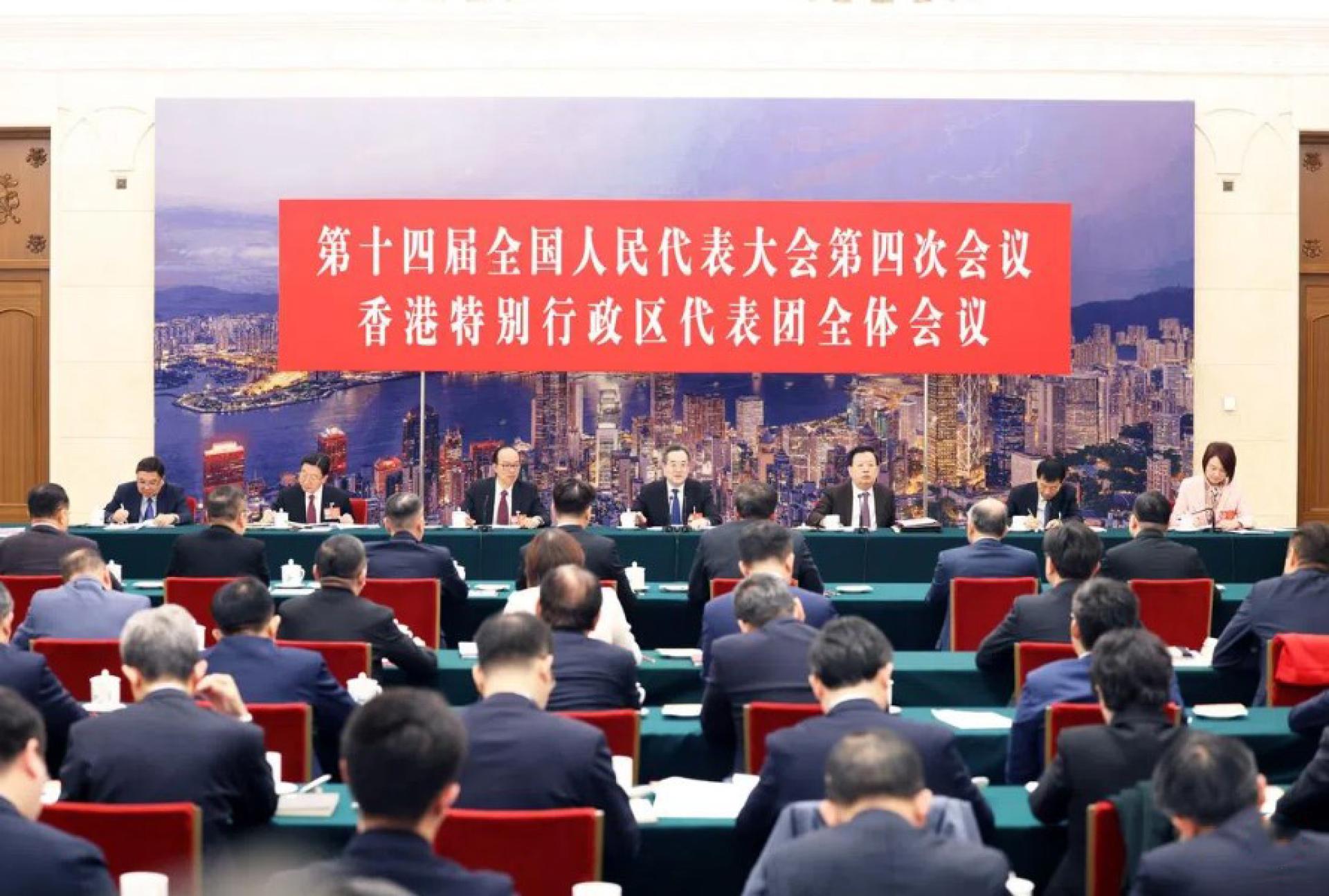 中共政治局常委、国务院副总理丁薛祥星期六（3月7日）上午参加十四届全国人大四次会议香港代表团审议。 港澳办主任夏宝龙（右三）、立法会主席李慧琼（右一）、香港中联办主任周霁（左二）等出席。