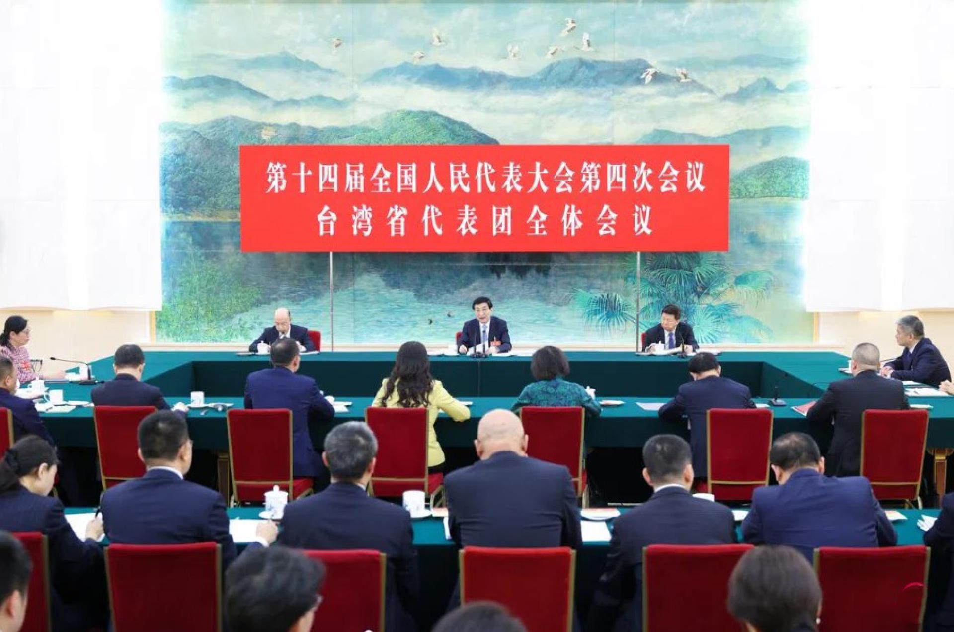 中共政治局常委、全国政协主席王沪宁（中）星期六（3月7日）参加十四届全国人大四次会议台湾代表团审议。