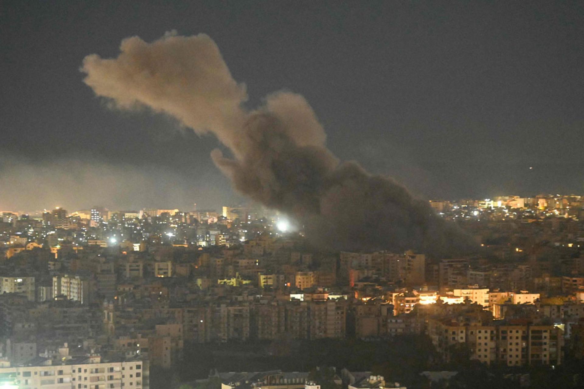 以色列7日空袭贝鲁特南部郊区后，浓烟升起。