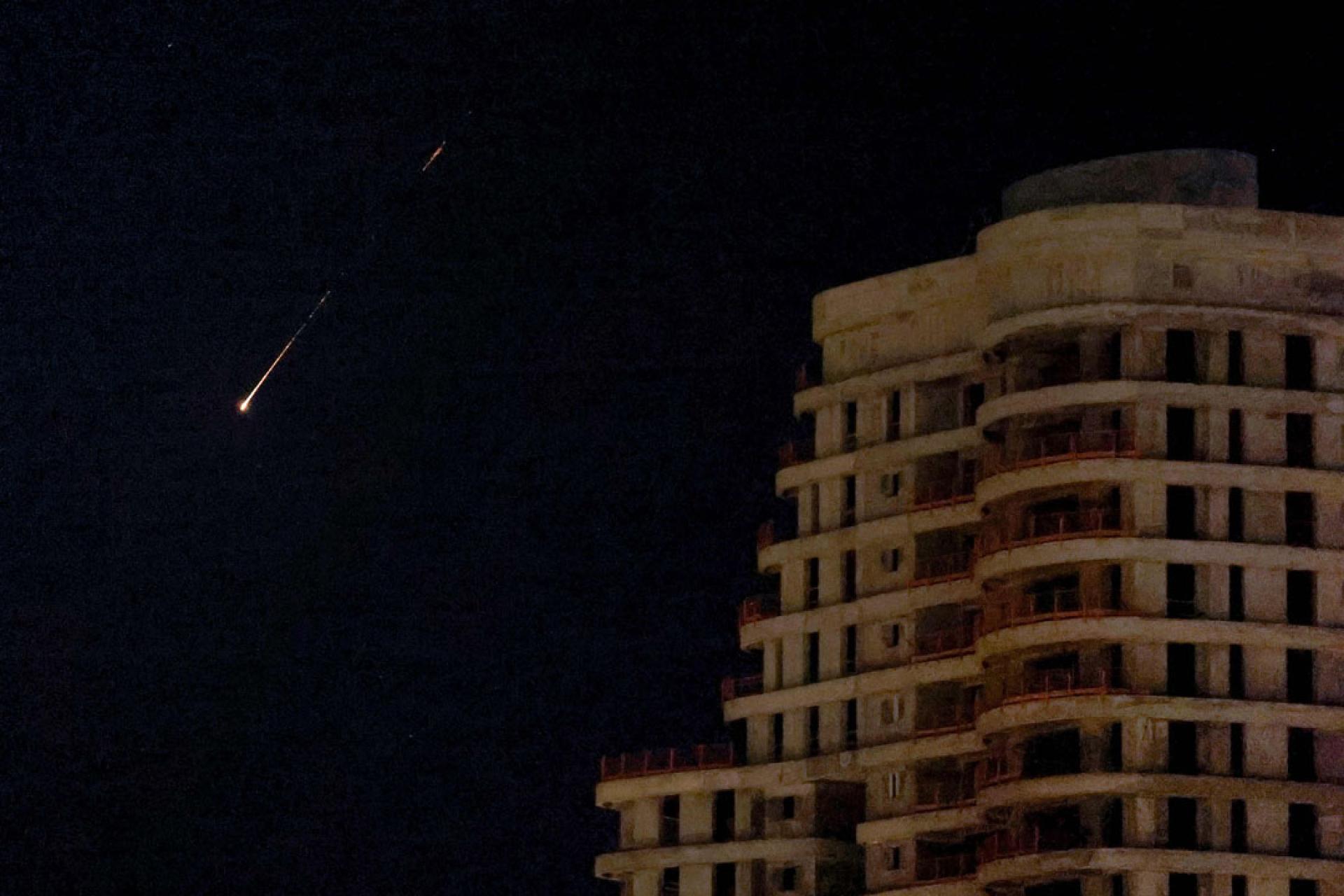 以色列内坦亚上空7日出现火箭尾迹。以军称，当天探测到伊朗多次发射导弹，随即在全国范围内拉响了空袭警报。