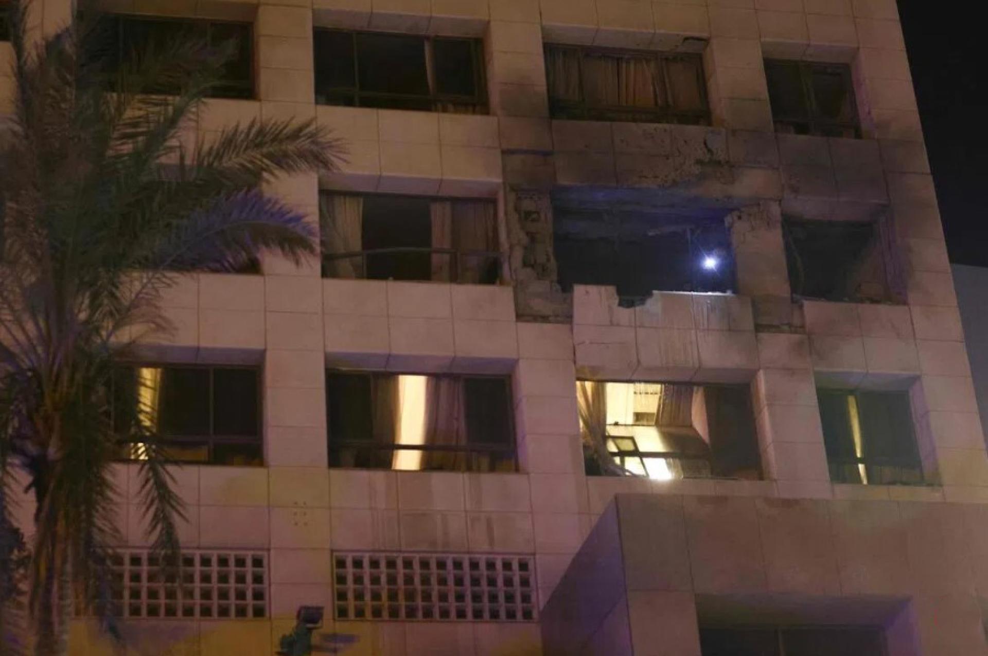 贝鲁特市中心一家酒店遇袭，至少一间客房的窗户被震碎。