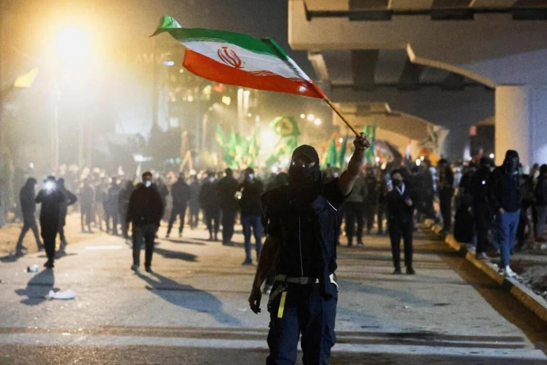 3月1日，伊拉克什叶派武装团体的支持者试图向位于巴格达绿区的美国大使馆进发。