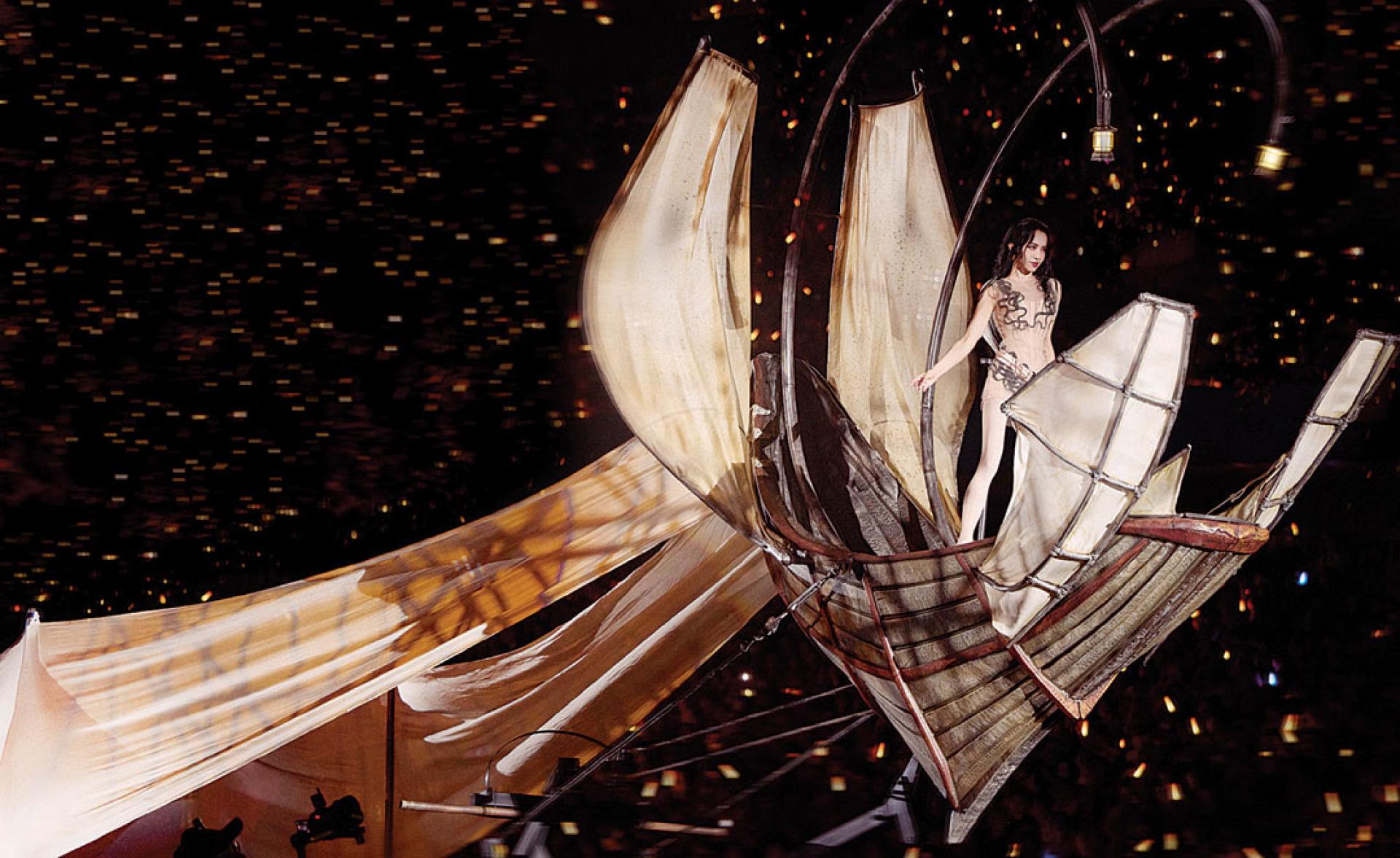 蔡依林在中国开唱改成搭“船”绕场。