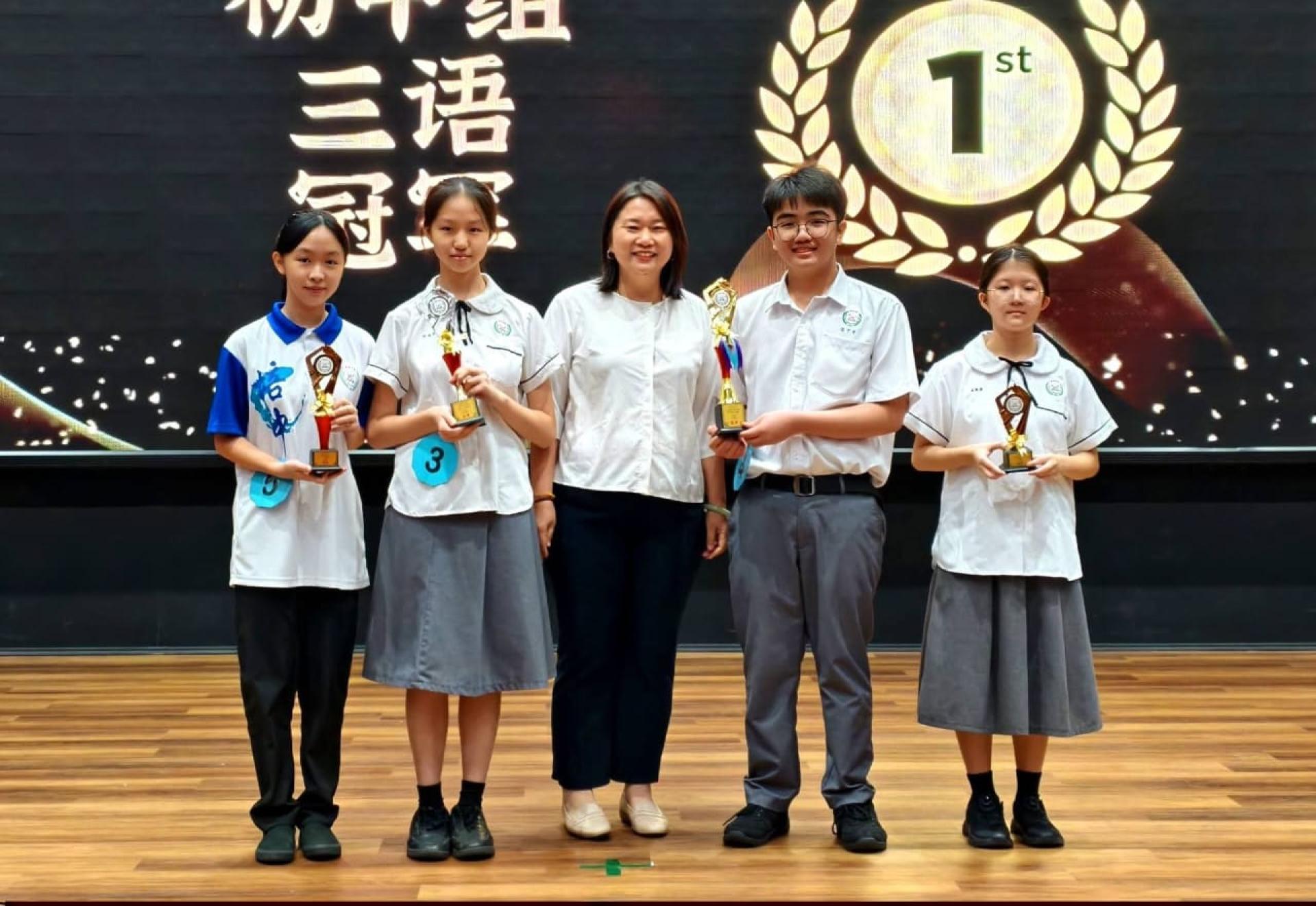 培中校内三语演讲比赛，获得初中三语组的优胜者合影。