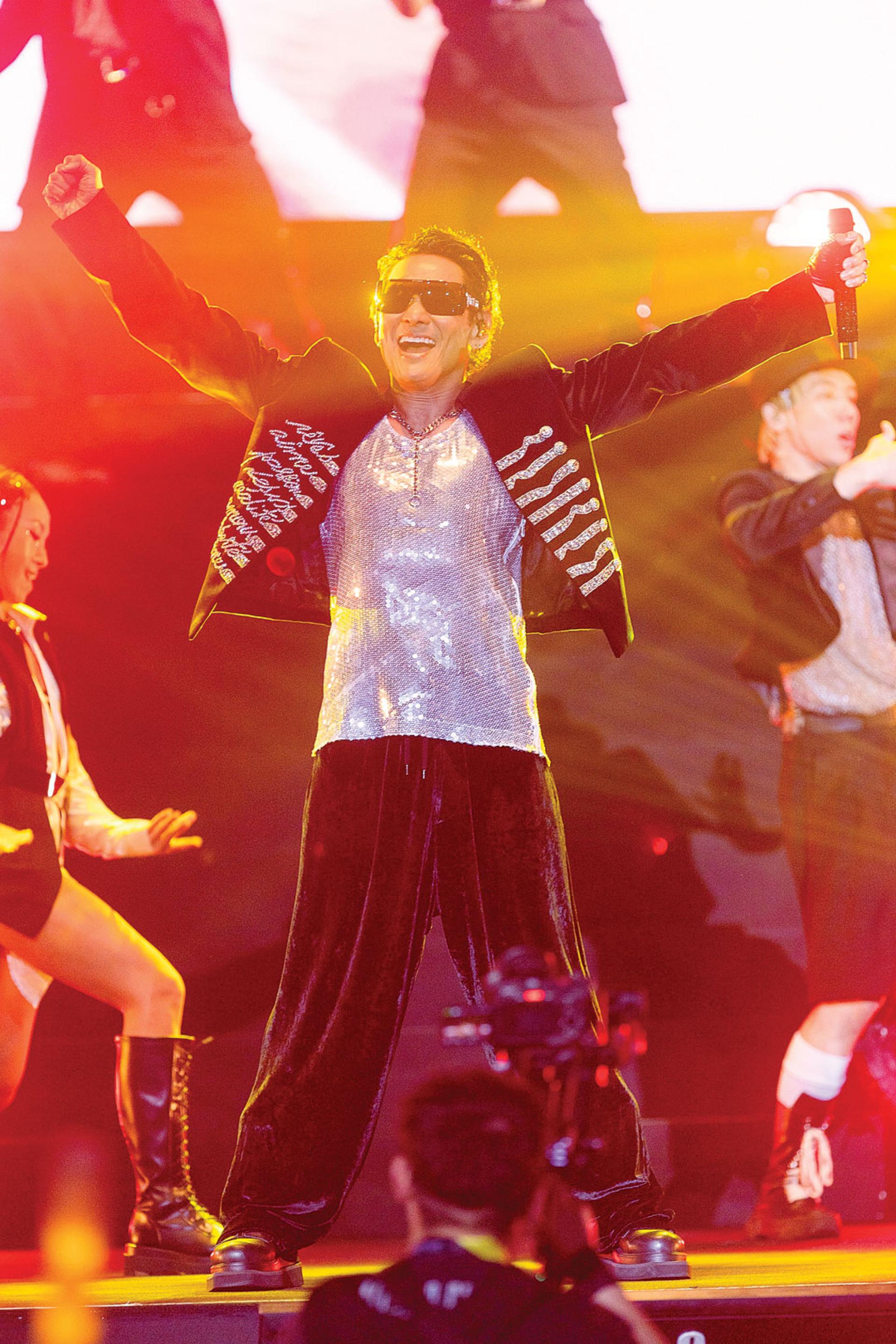 杜德伟相隔1年重返云顶世界云星剧场开唱，劲歌热舞火力全开。