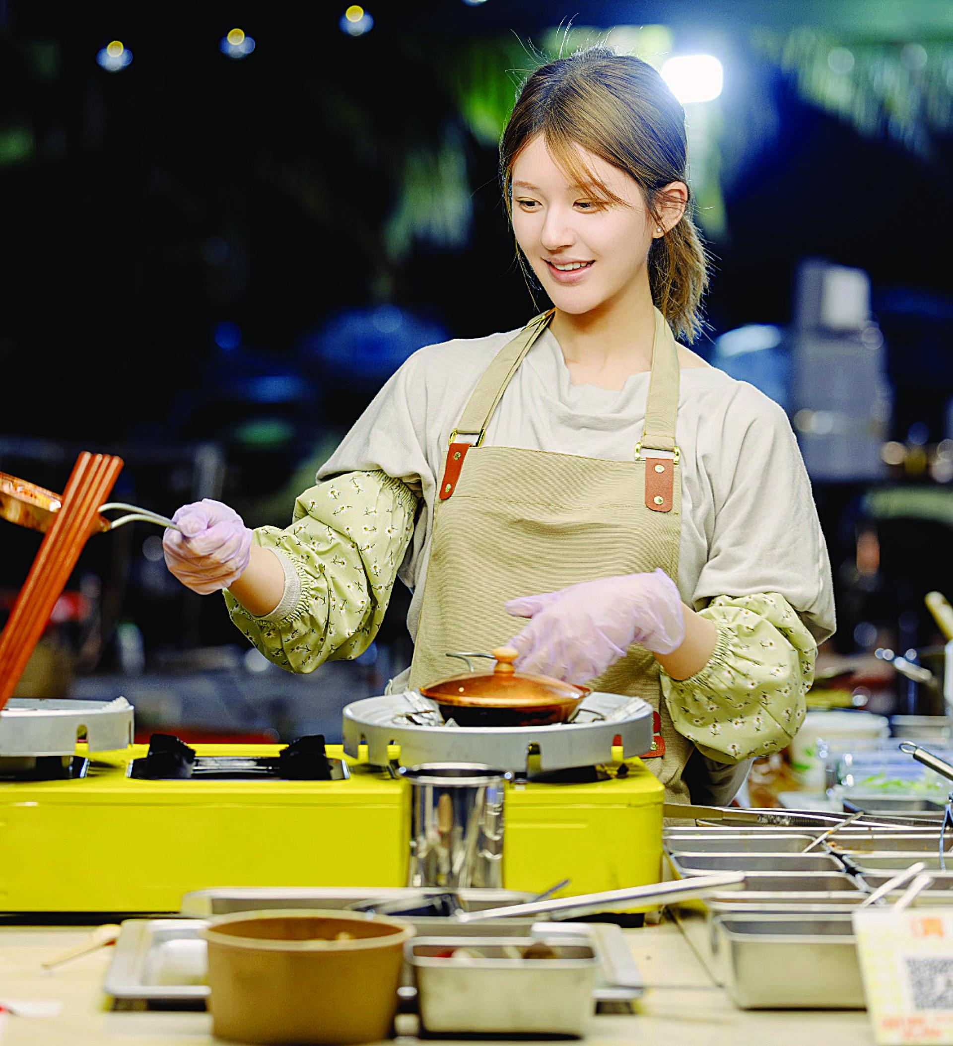 赵露思先前到夜市摆摊。