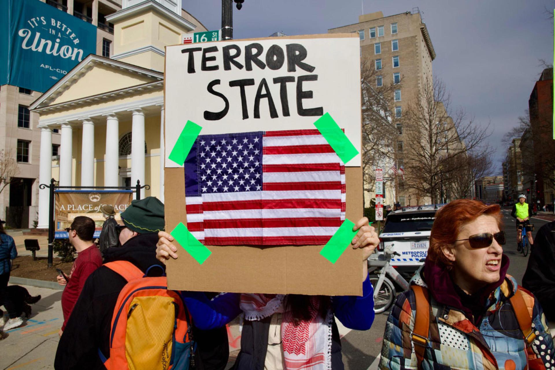 示威者聚集7日白宫前，抗议美国对伊朗开战。