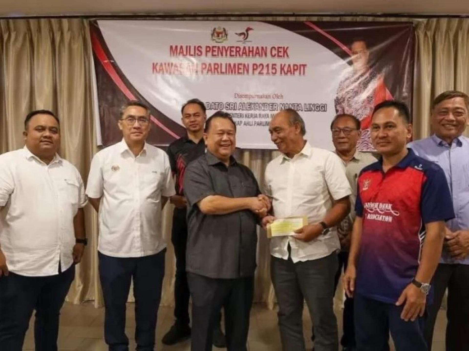 南达在加帛选区社区团体及组织援助移交仪式上，向受助者颁发总额31.5万令吉的支票，用于支持当地项目和基层发展计划。