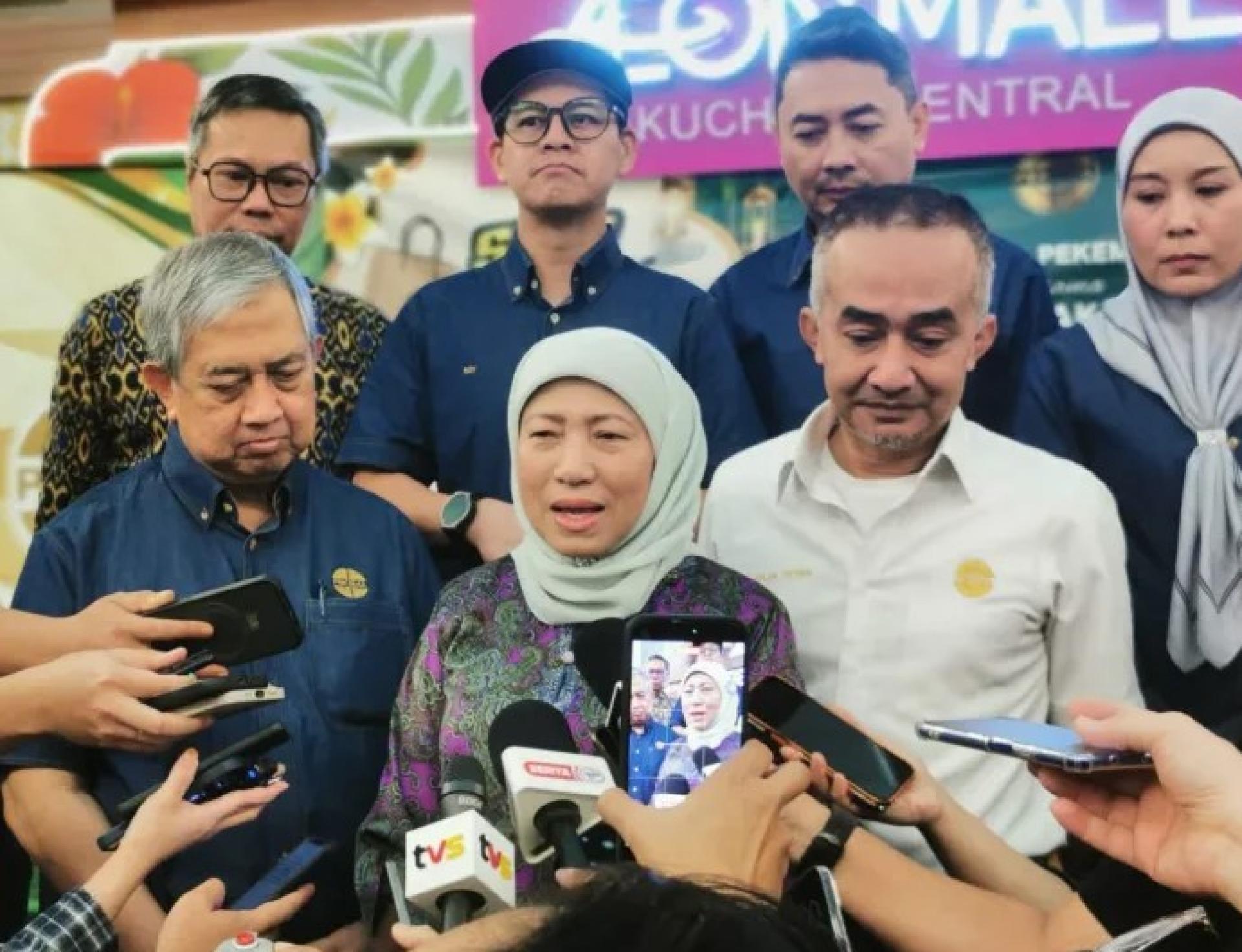 南希在2026年3月8日于古晋中央亿利购物中心举办的“开斋节购物与孤儿儿童”活动期间回答记者提问。