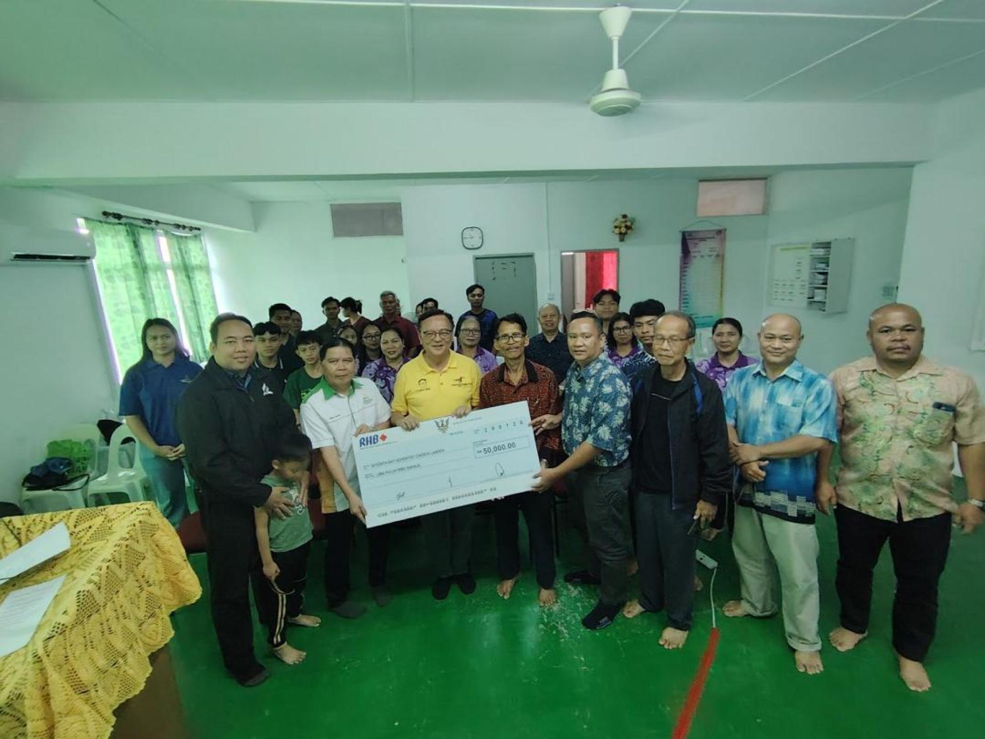 拿督罗克强将拨款移交给受惠宗教单位。