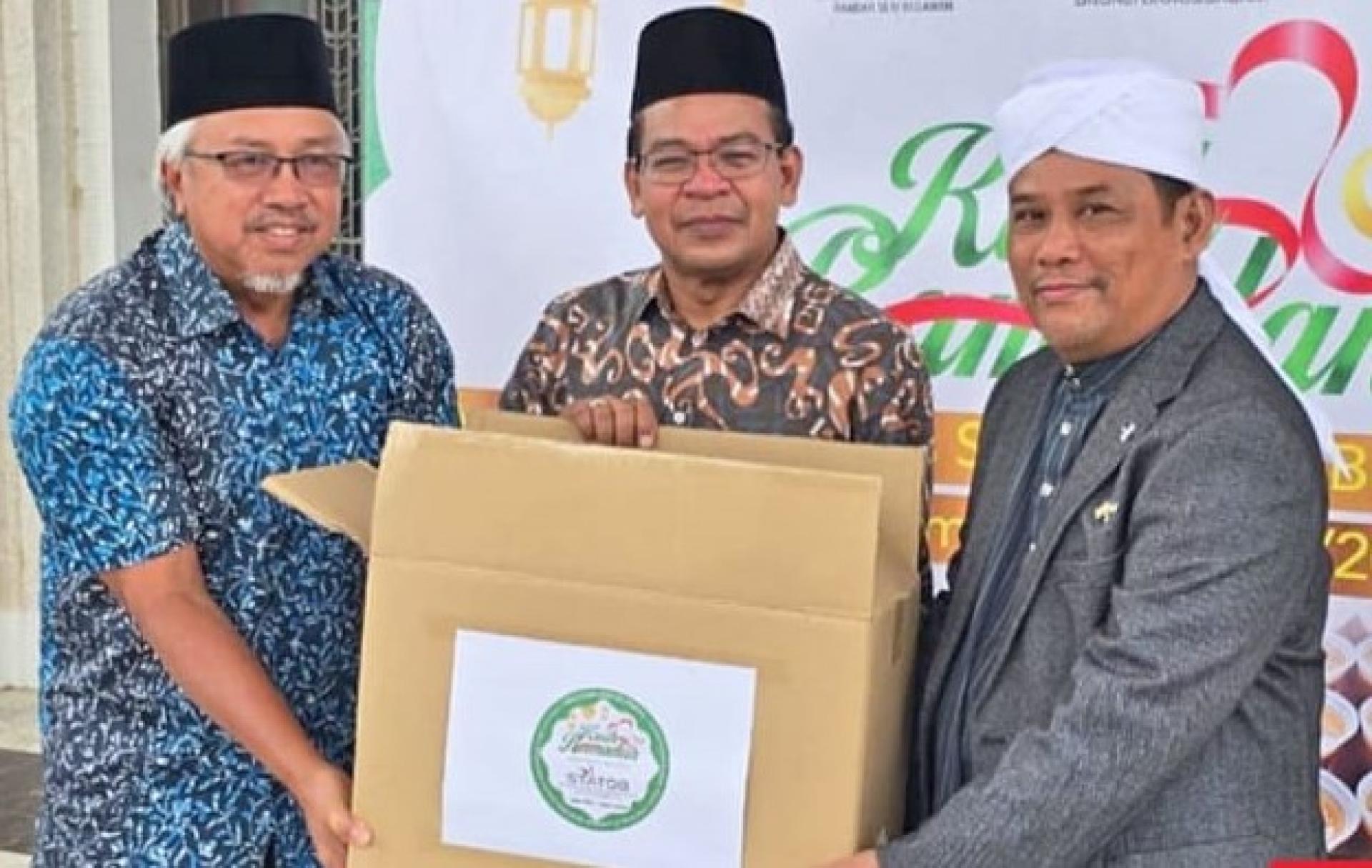 马来西亚驻汶莱最高专员拿督莫哈末艾尼阿坦分发食品予真寺管理层