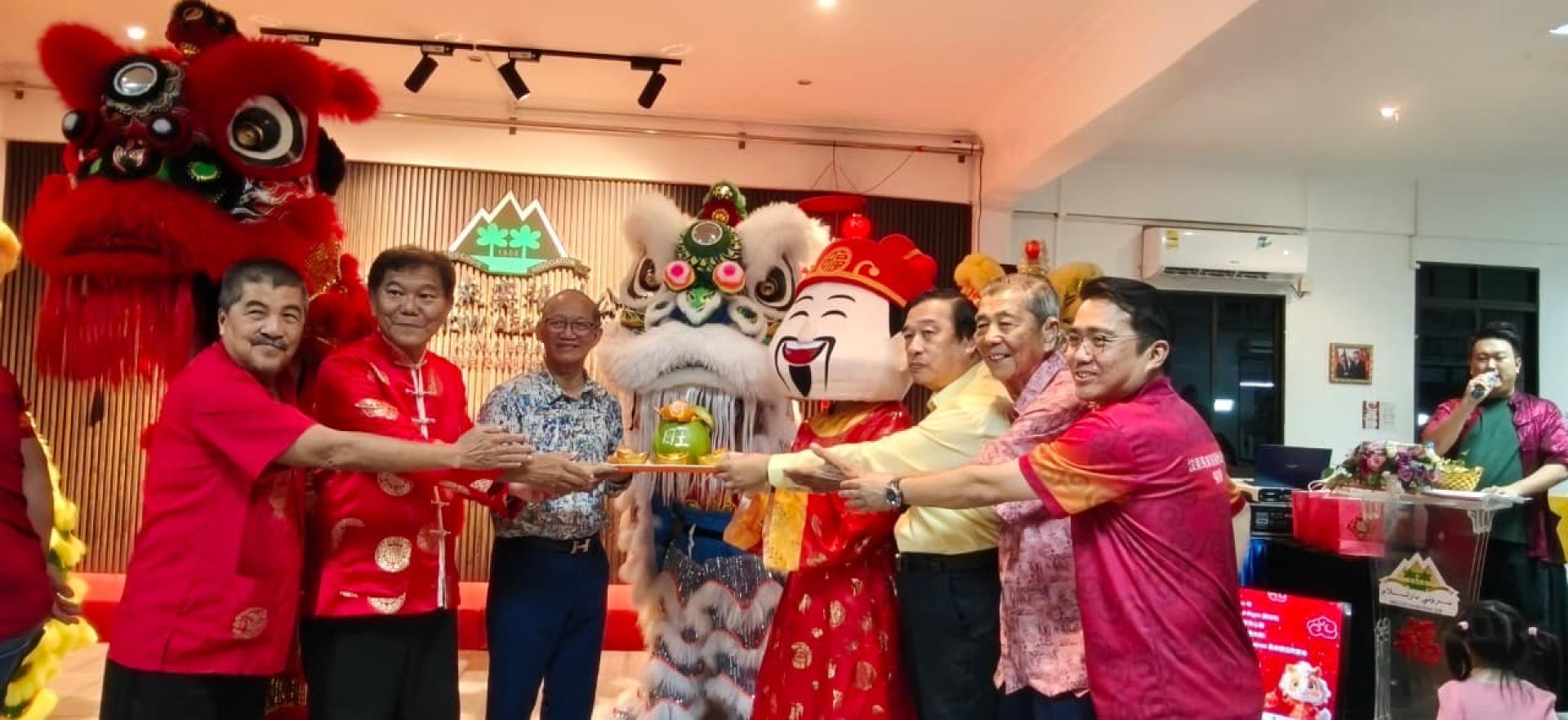 黄林明、包平生等嘉宾在聚宝合前合影