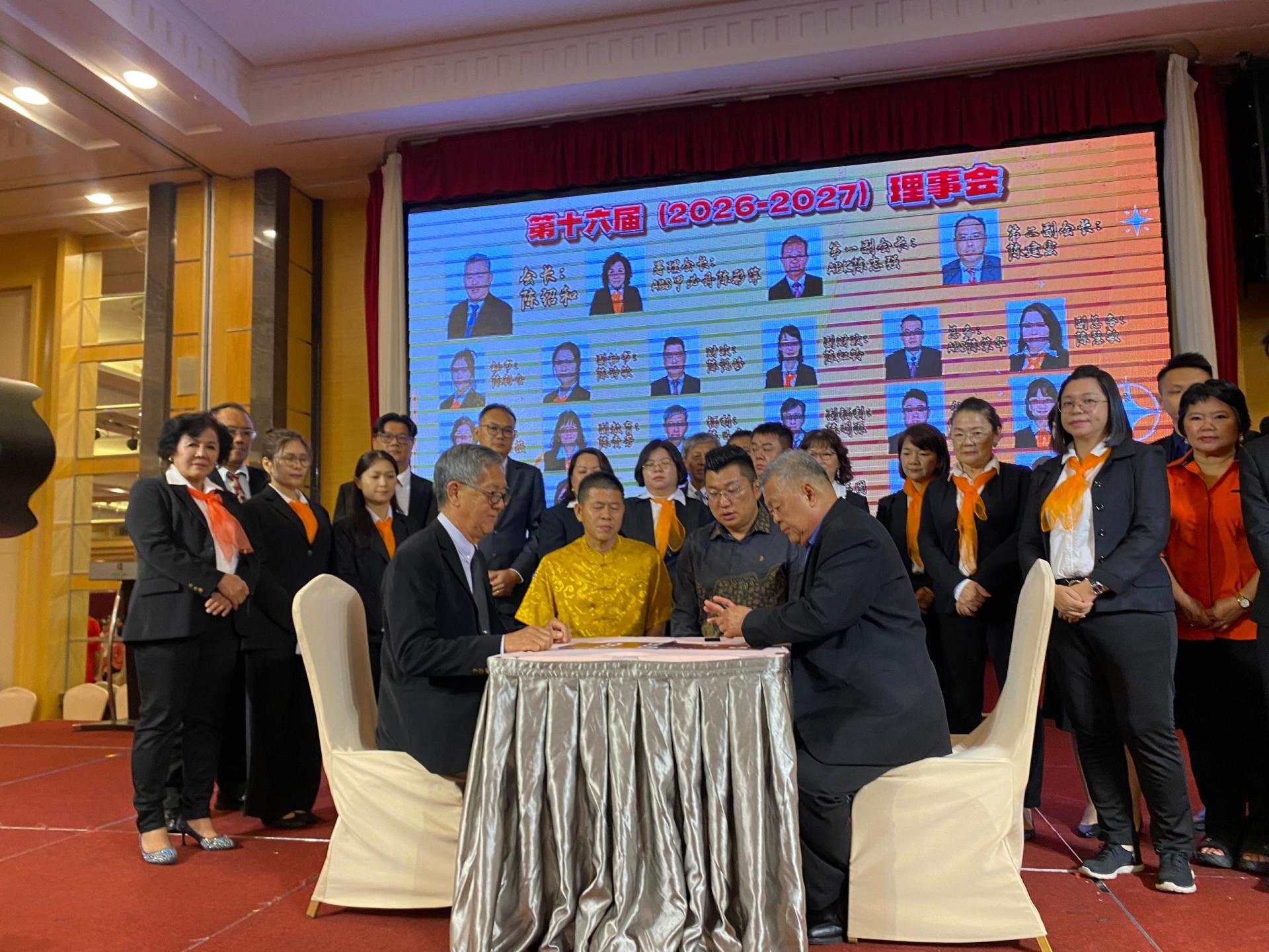 会长陈绍和在宣誓书上签名。