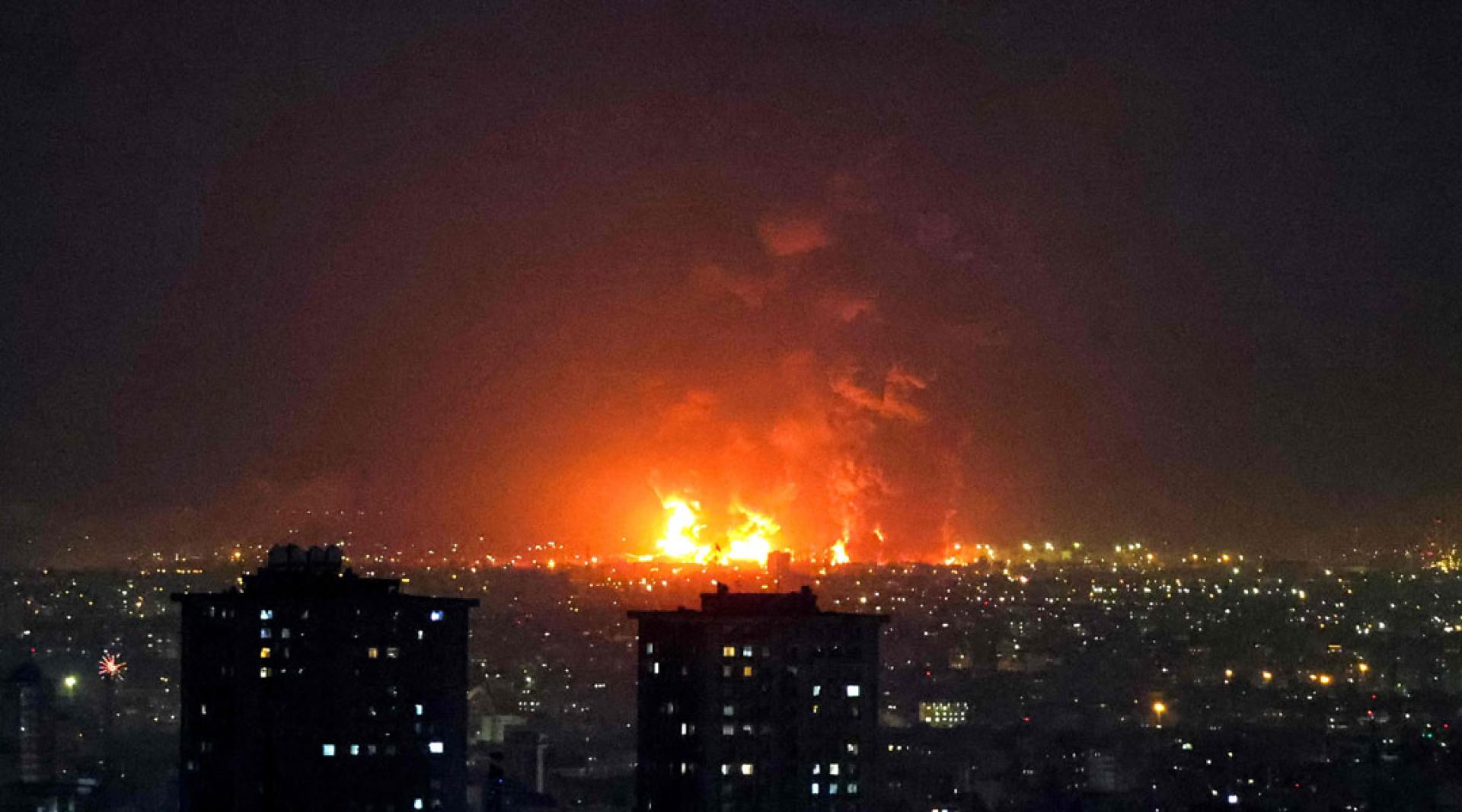 德黑兰炼油厂7日遭到袭击后爆炸。