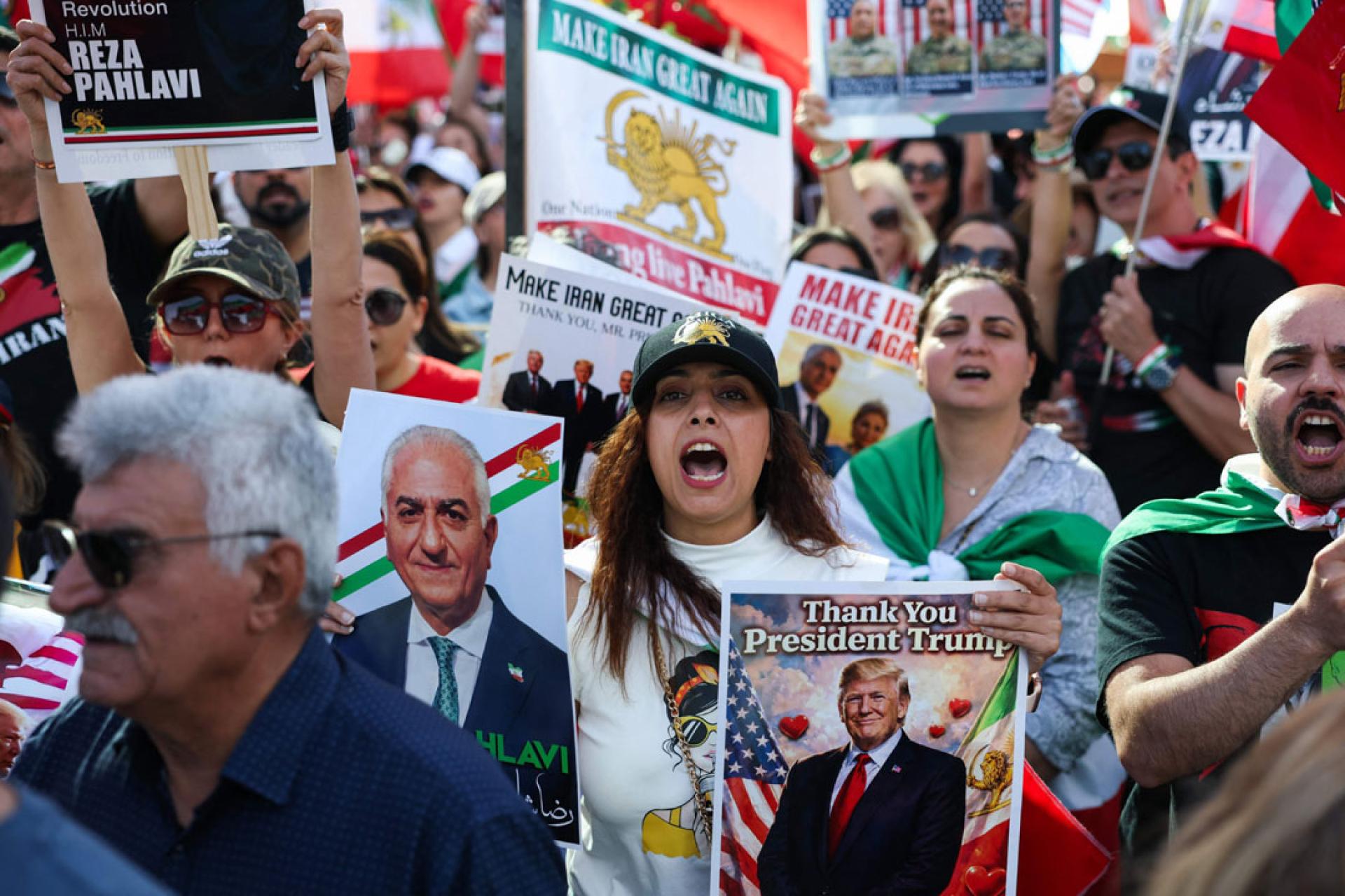 在美国加州洛杉矶西伍德联邦大楼外，一些伊朗社区成员7日聚集在一起，支持伊朗政权更迭。