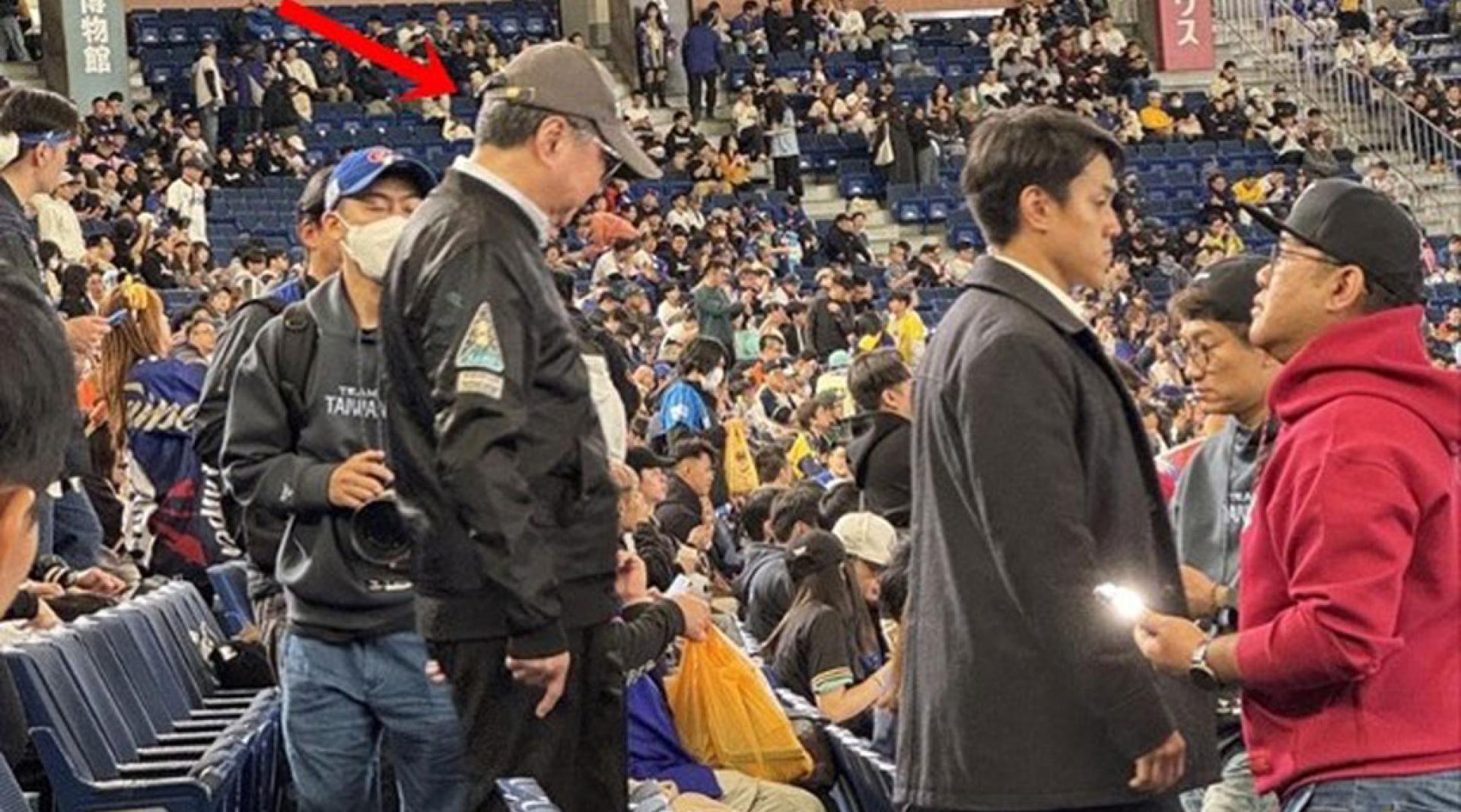 台湾行政院长卓荣泰（红箭嘴示）现身东京巨蛋球场。