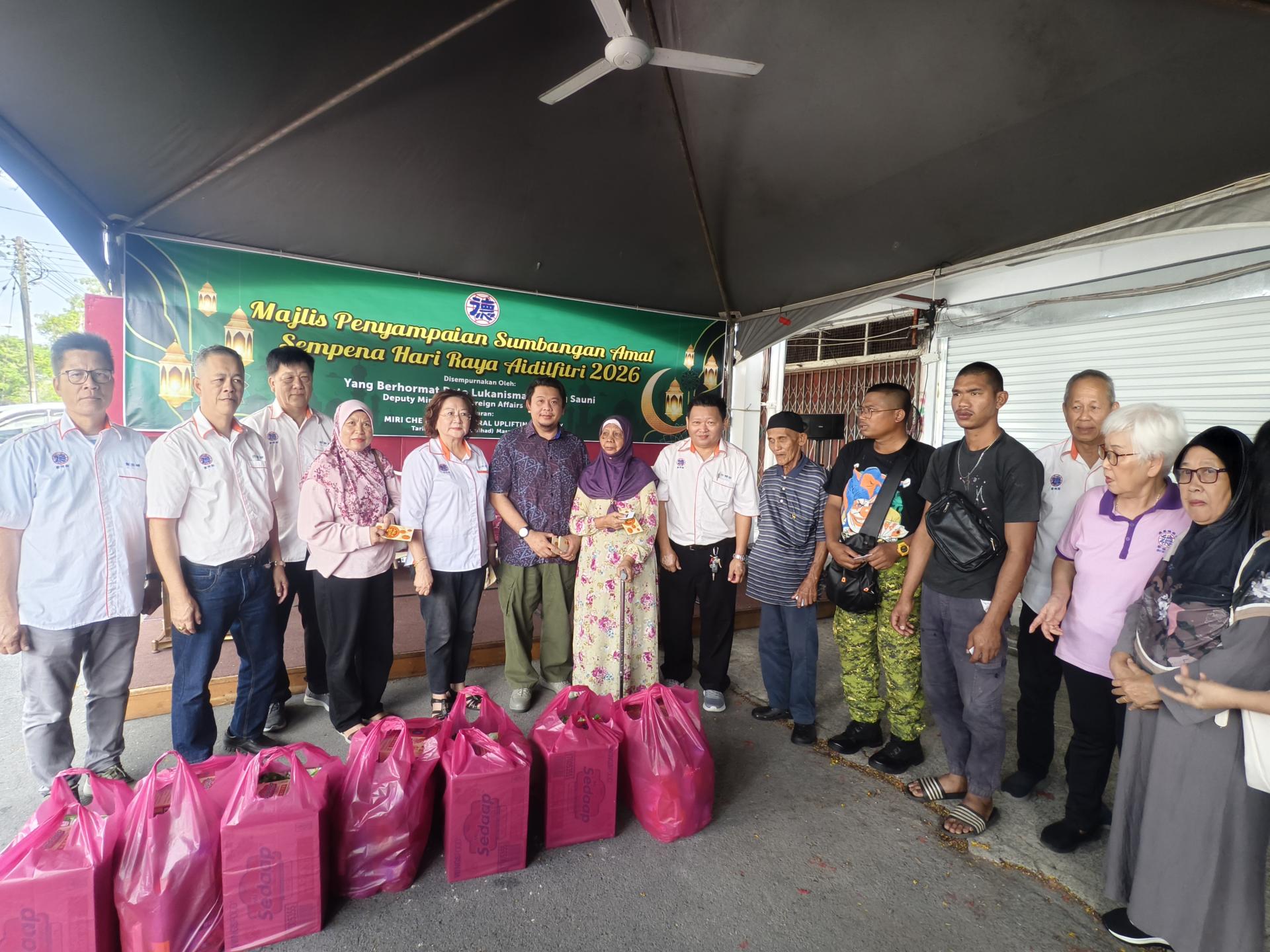 美里德教会紫理阁移交开斋节布施物资予受惠者。左6为主宾外交部副部长兼实务地区国会议员拿督鲁卡尼斯曼，右7为筹备会主席方锦联。