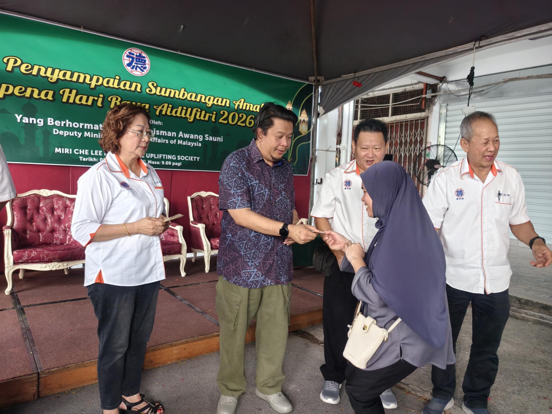 紫理阁开斋节布施活动主宾外交部副部长拿督鲁卡尼斯曼分发青包予受惠者。右起为署理阁长何洪坤、筹备会主席方锦联及本固鲁方凤金（左）。