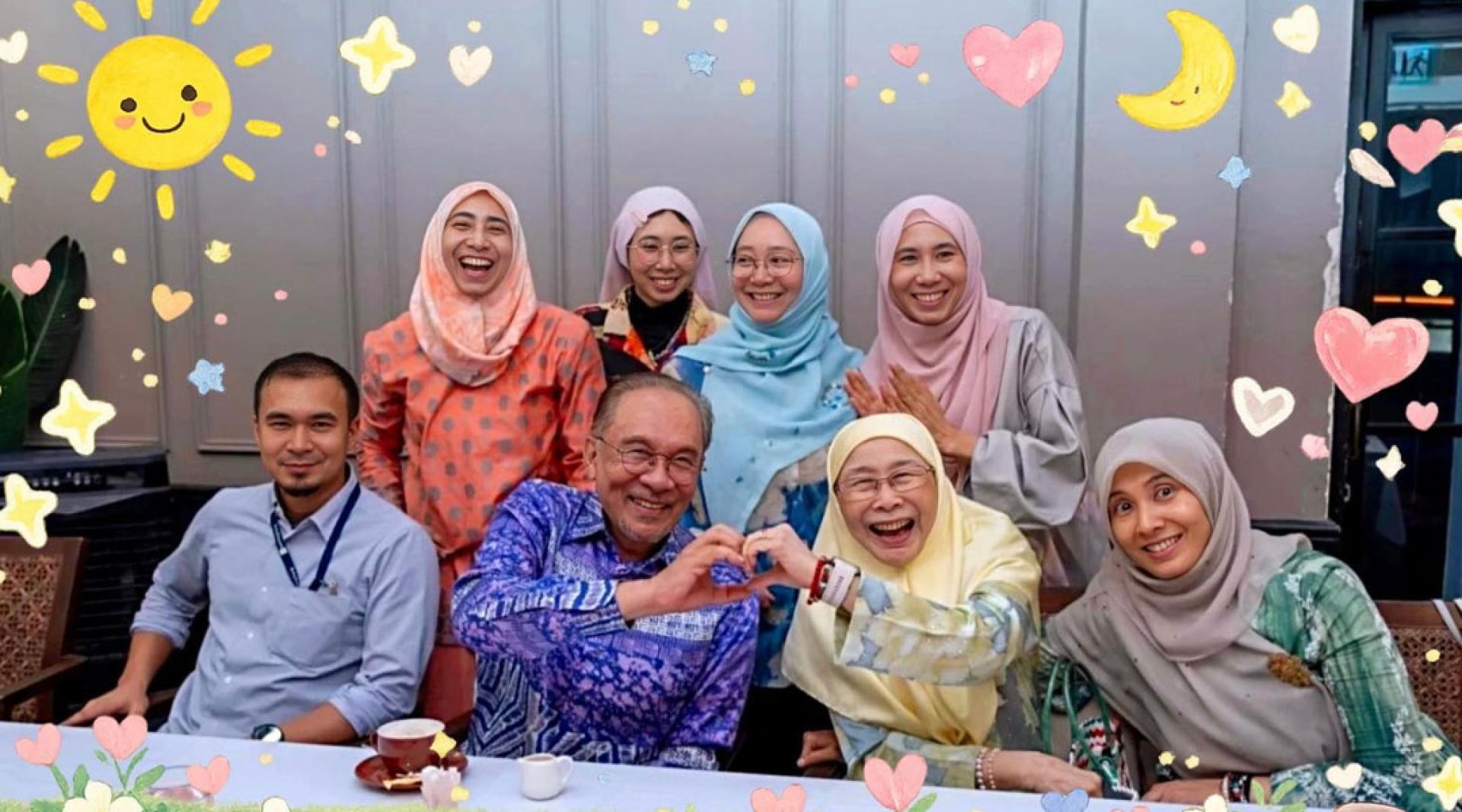 安华在脸书上载与家人照片。