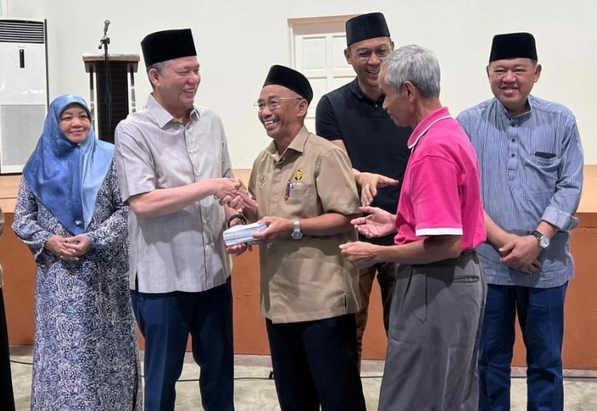 副首相拿督阿玛法迪拉尤索（左2）移交物质给受惠者代表。