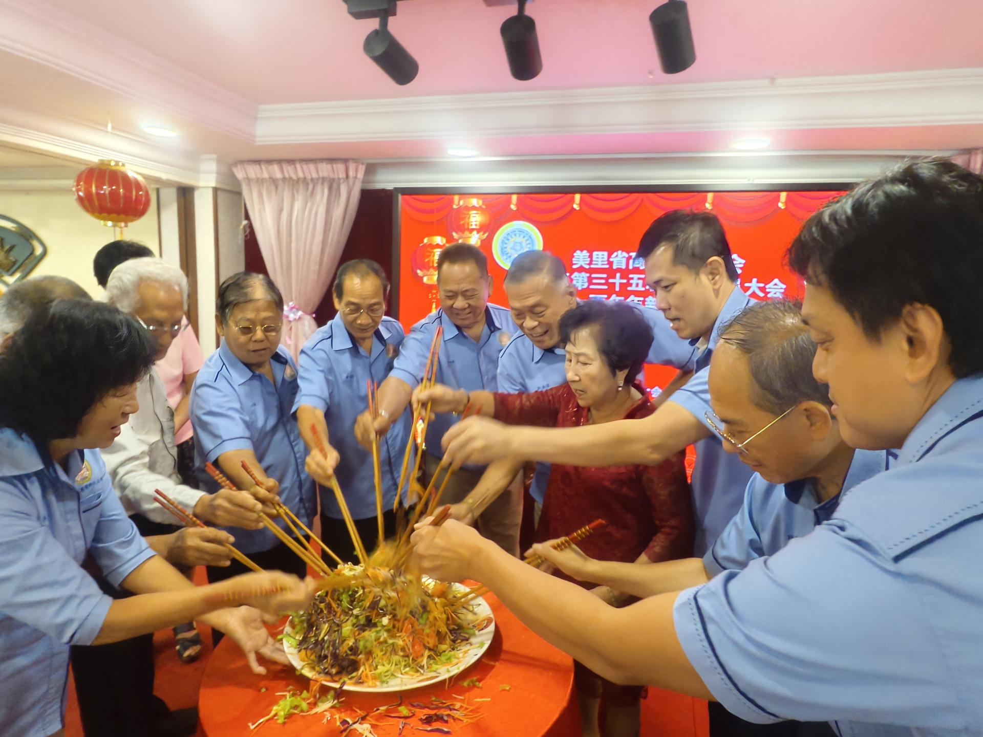 主宾嘉宾上台一同进行捞生仪式。