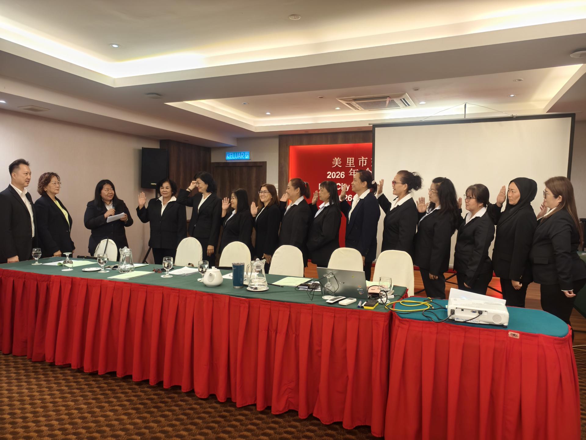 美里市妇女援助协会第5届（2026至2028年度）理事宣誓就职。左起为永久名誉顾问拿督陈超耀的代表美里市议员谢家樑与名誉主席本固鲁方凤金共同见证。