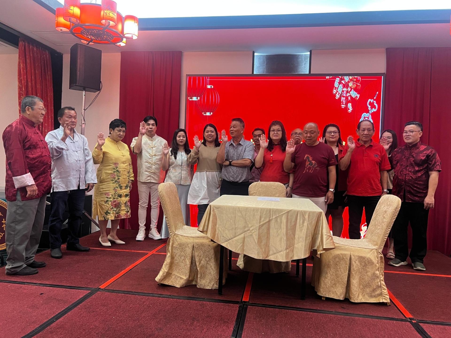 美里田氏公会2026-2027年度理事宣誓就职典礼，由名誉主席田舜忠（左）监誓。