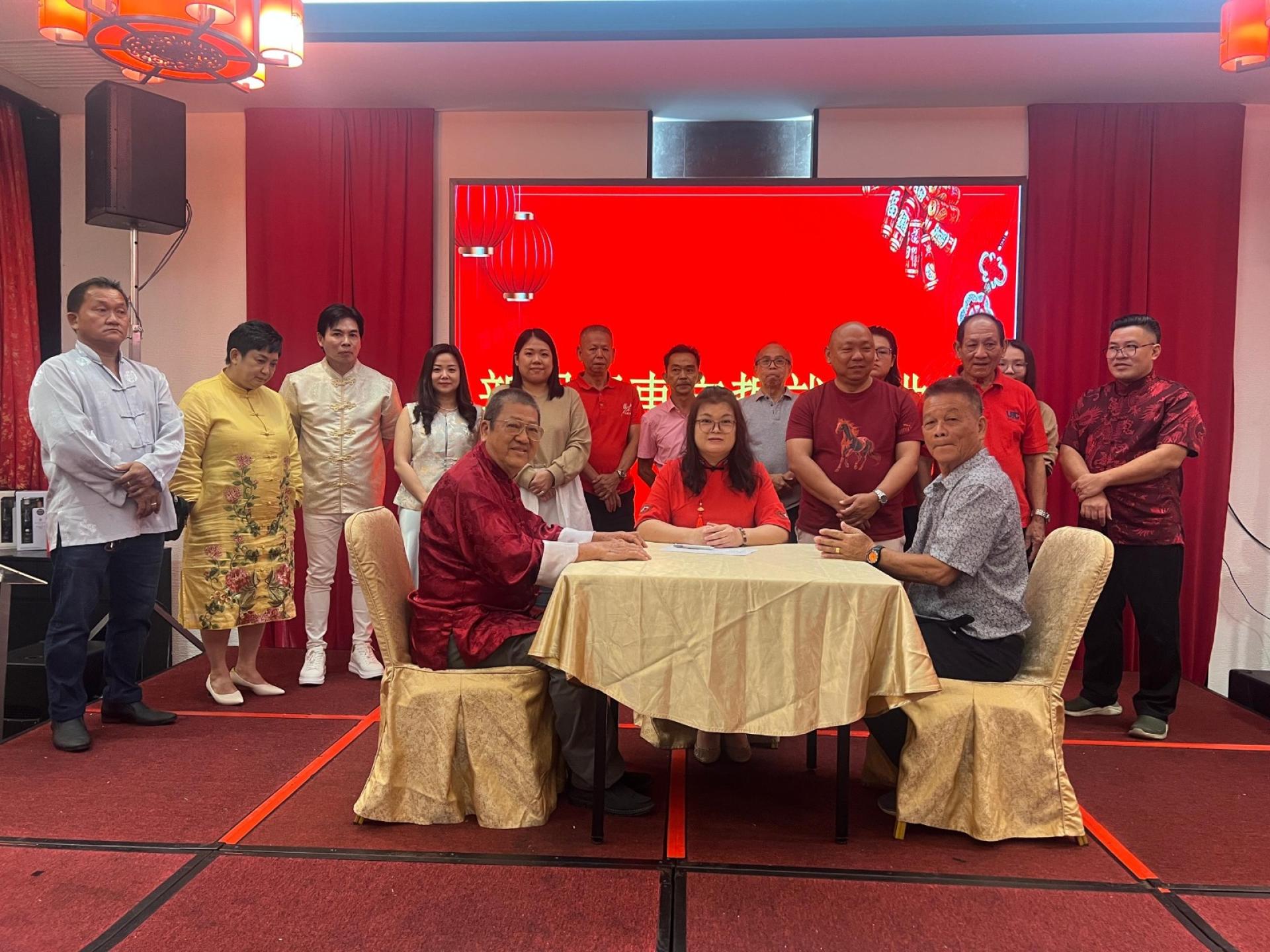 美里田氏公會理事在就職典禮上合影。