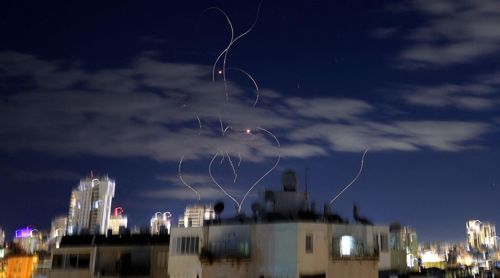 伊朗9日对以色列沿海城市内坦亚发动新一轮导弹袭击，火箭尾迹出现在以色列中部沿海城市内坦亚上空。