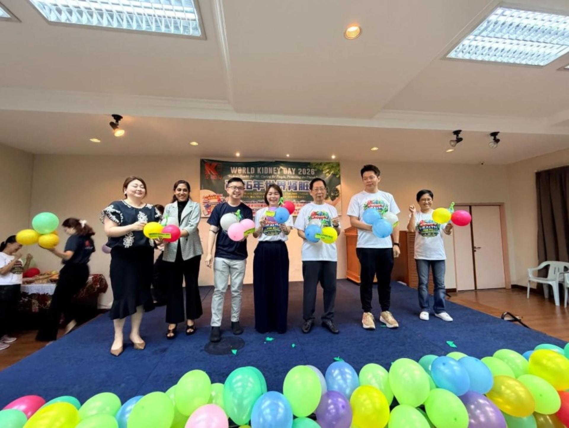 刘利民（右3）与其他人士共同象征性主持开幕仪式。