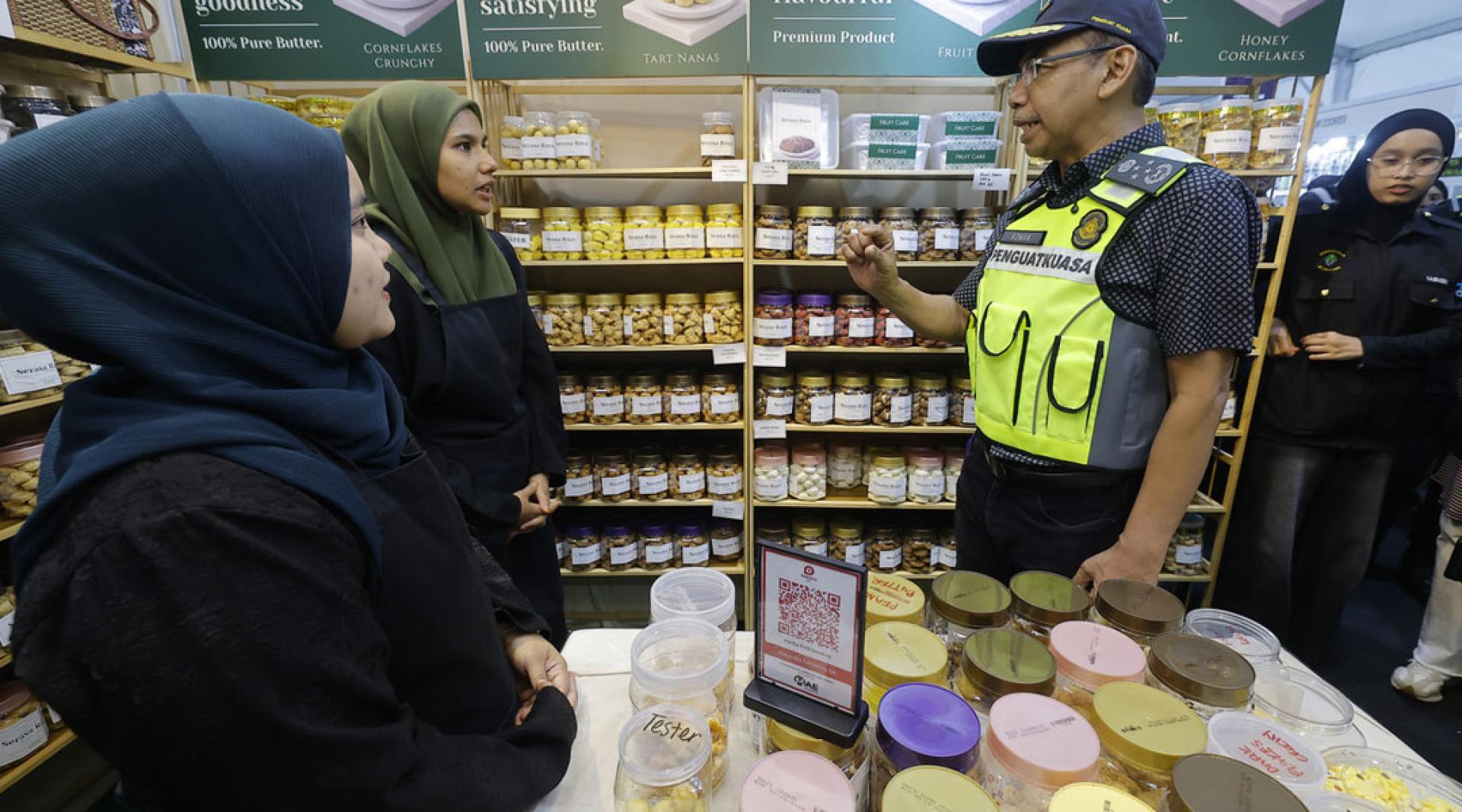 阿兹曼到布城第3区的Anjung Syawal市集，巡视当地商贩的销售守法情况。