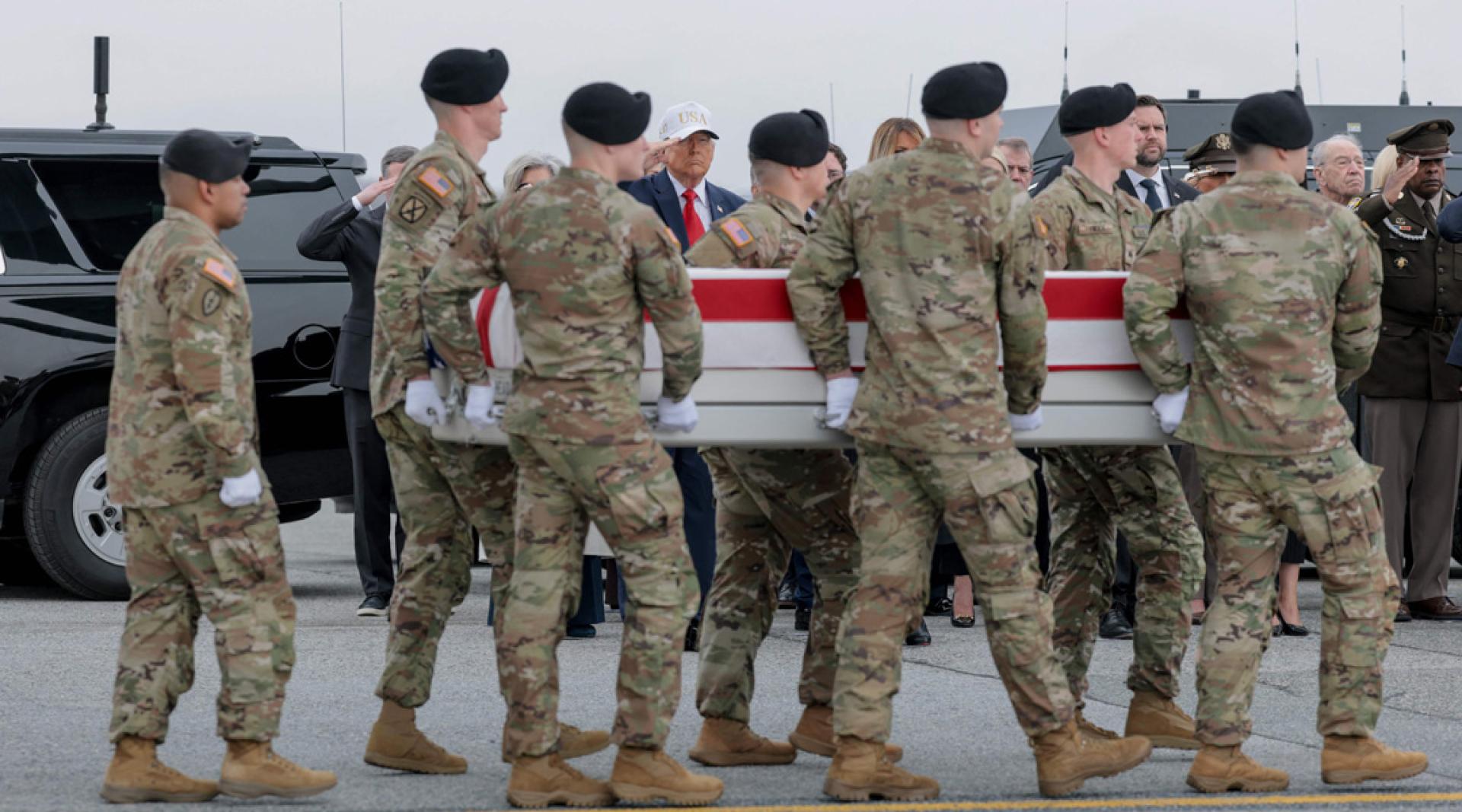 6名阵亡美军的遗体7日运抵美国。