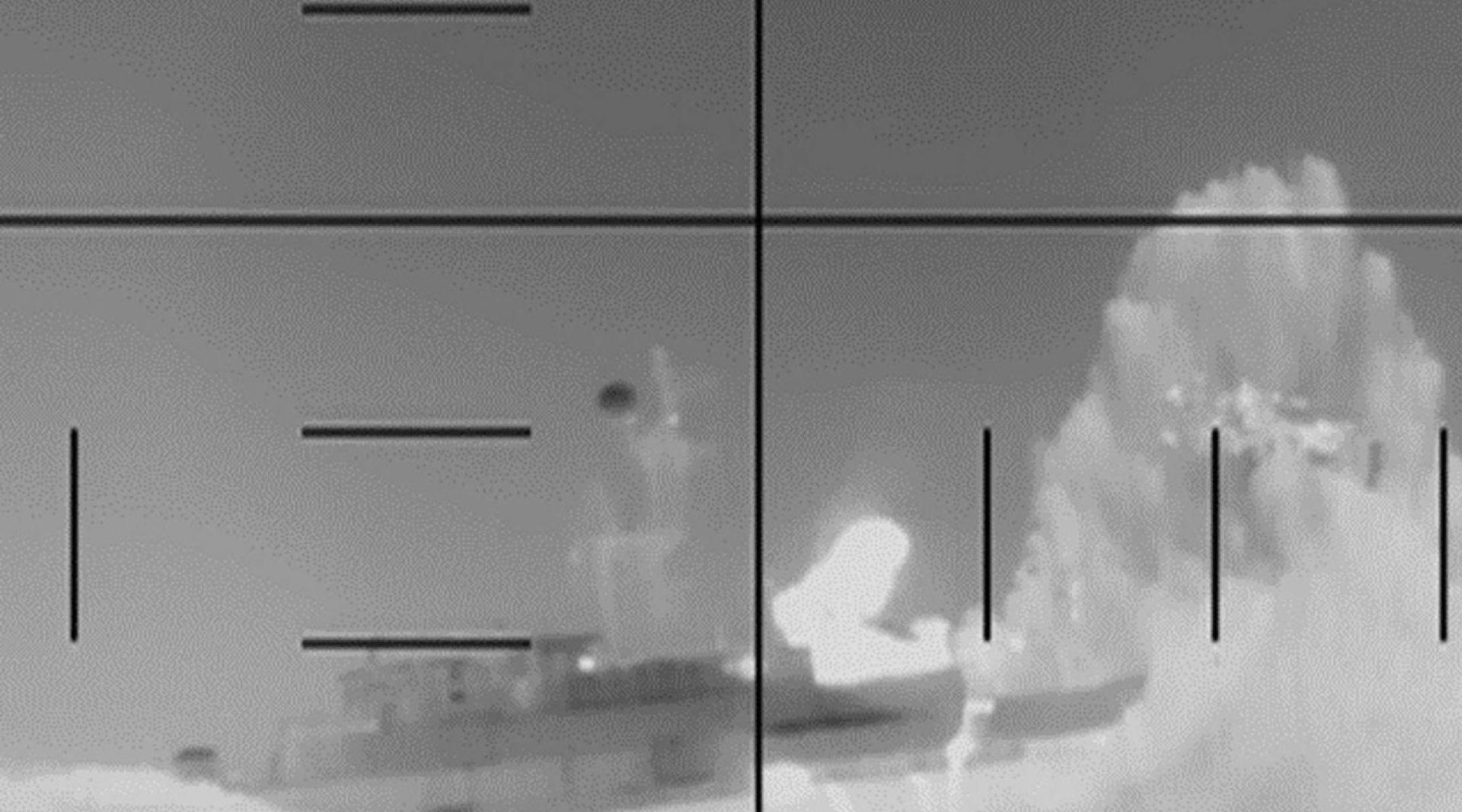 美国国防部4日发布视频，显示美国海军潜艇在印度洋斯里兰卡附近海域向伊朗军舰开火并将其击沉的潜望镜画面。