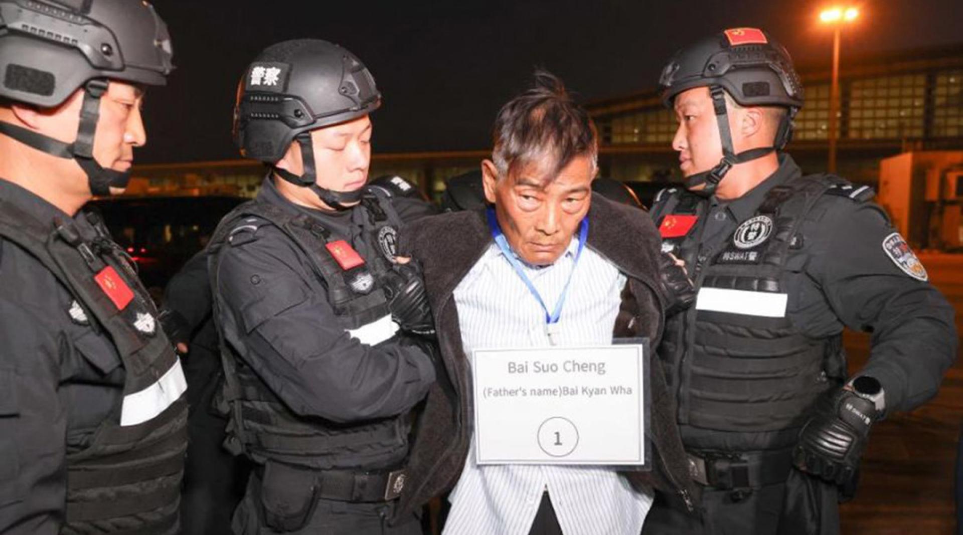 白所成落网后被押回中国。（图：新华社）