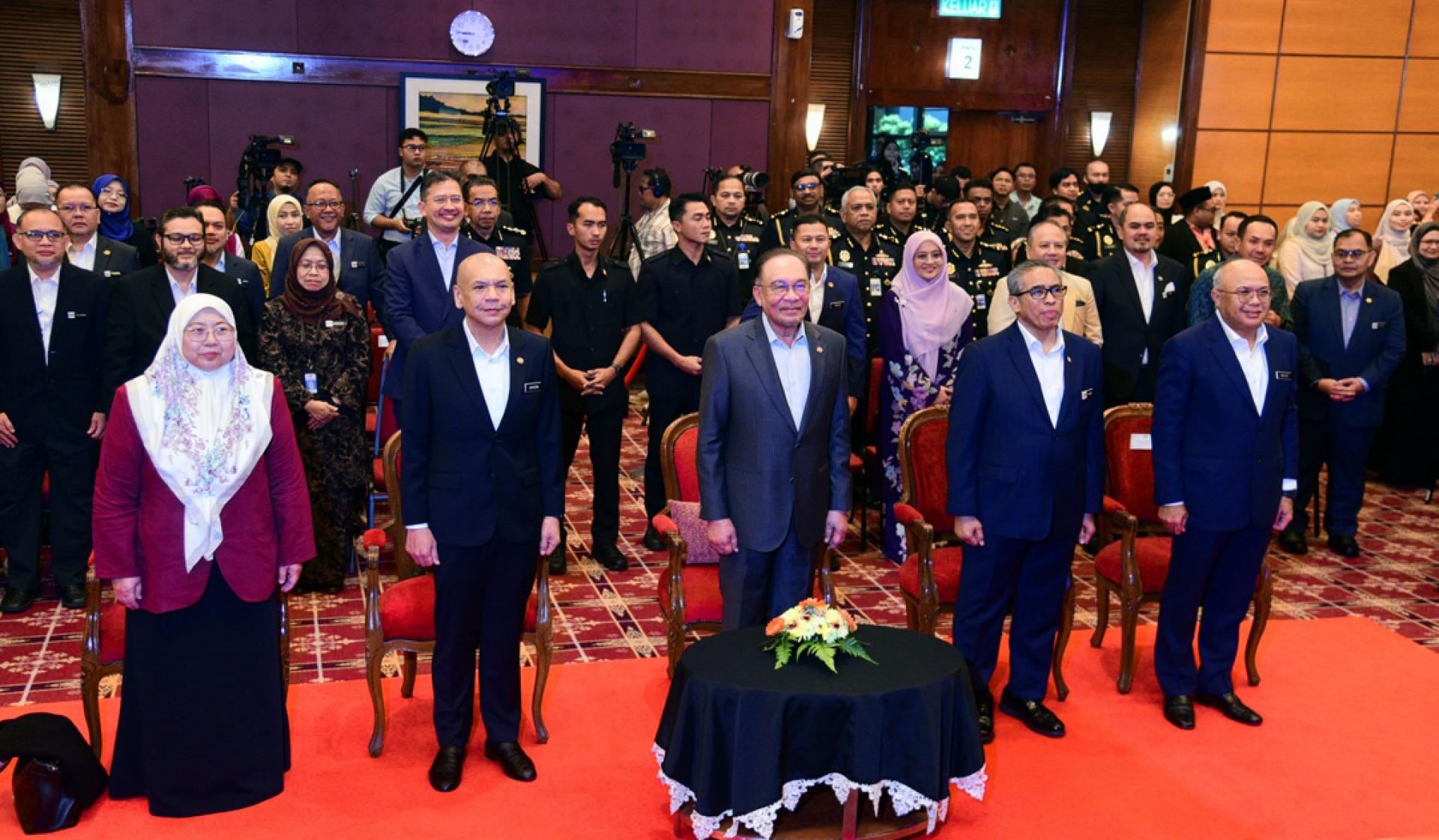 安华（中）出席内贸部常月集会宣布连串好消息，左起为傅芝雅、阿米占、山苏阿兹里及莫哈末沙友迪。