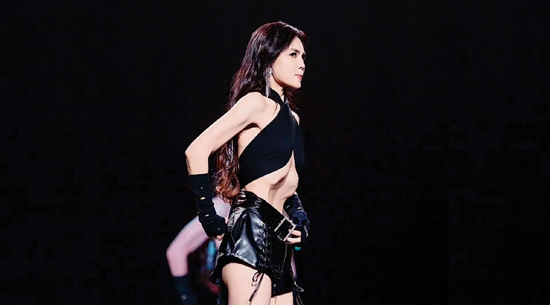 Ella台上示范惊人的“真空滚胃”瑜伽动作，看起来略恐怖。