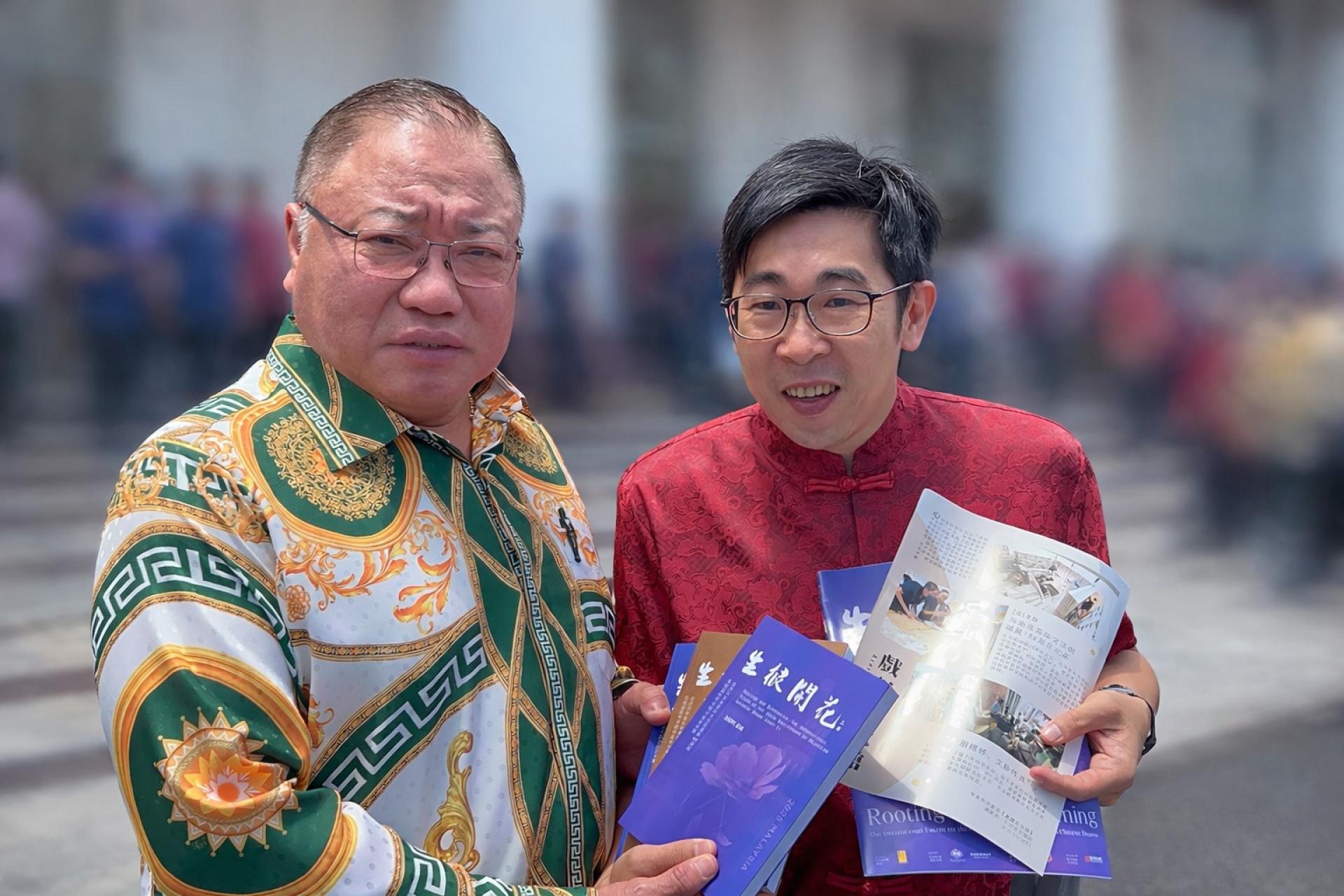 张庆信（左）受心向太阳剧坊邀请出席“戏剧文化馆”的揭幕礼仪式，右是沈国明。